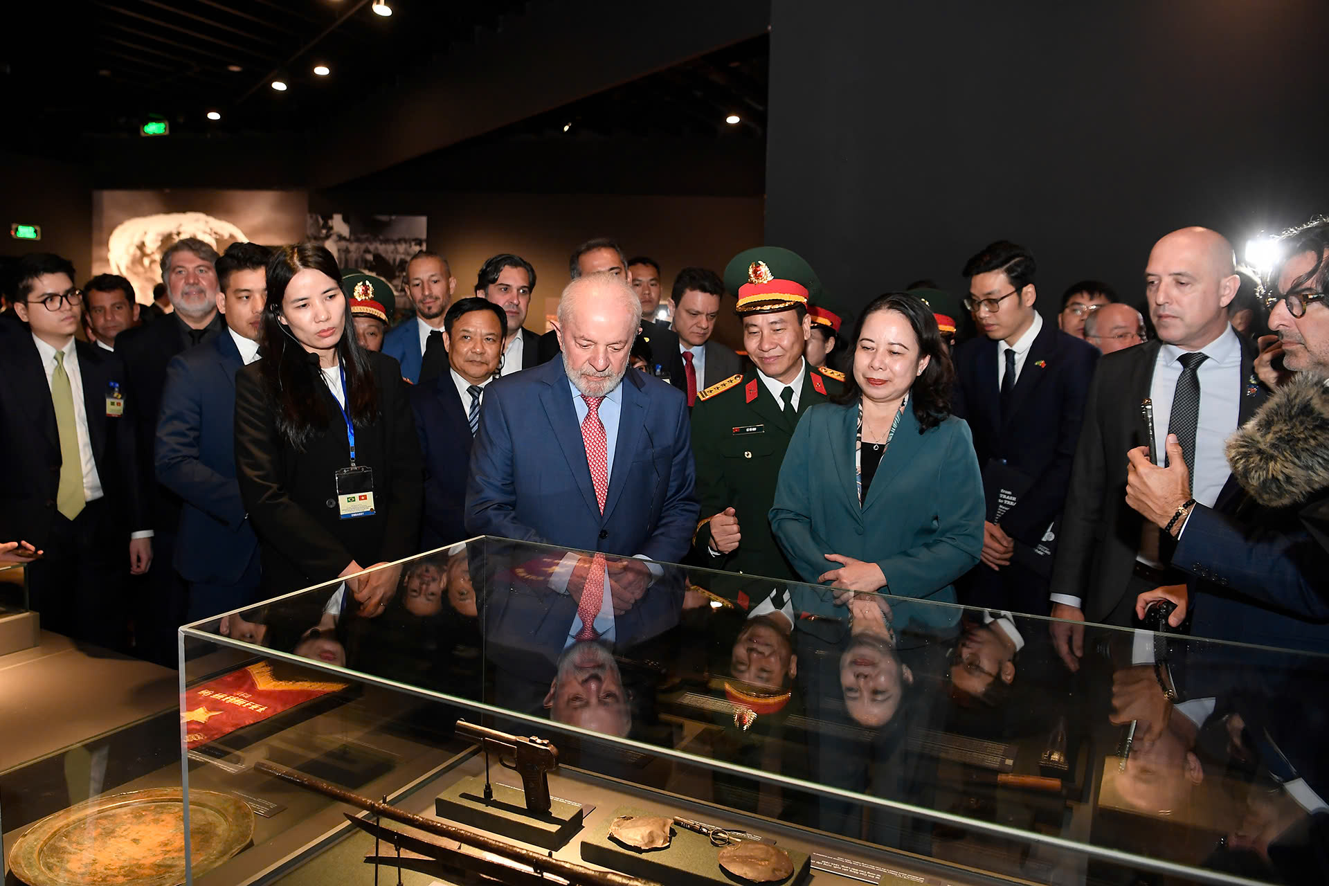 Tổng thống Brazil thăm Bảo t&agrave;ng Qu&acirc;n sự Việt Nam , ngắm xe tăng Lịch sử - Ảnh 2.