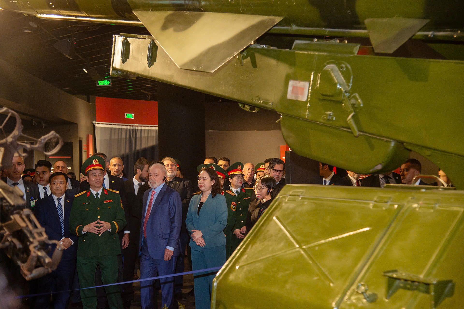 Tổng thống Brazil thăm Bảo t&agrave;ng Qu&acirc;n sự Việt Nam , ngắm xe tăng Lịch sử - Ảnh 4.