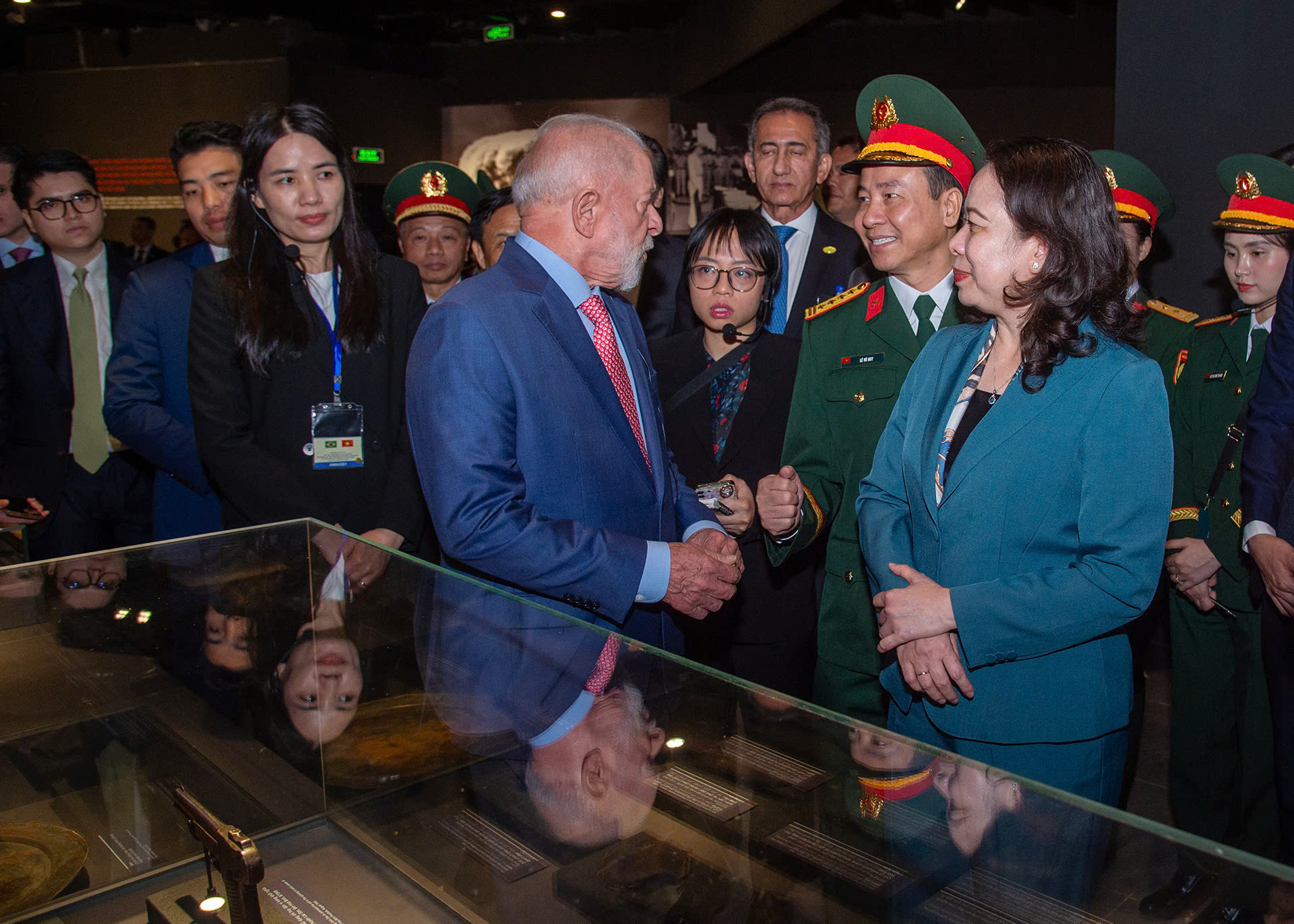 Tổng thống Brazil thăm Bảo t&agrave;ng Qu&acirc;n sự Việt Nam , ngắm xe tăng Lịch sử - Ảnh 3.