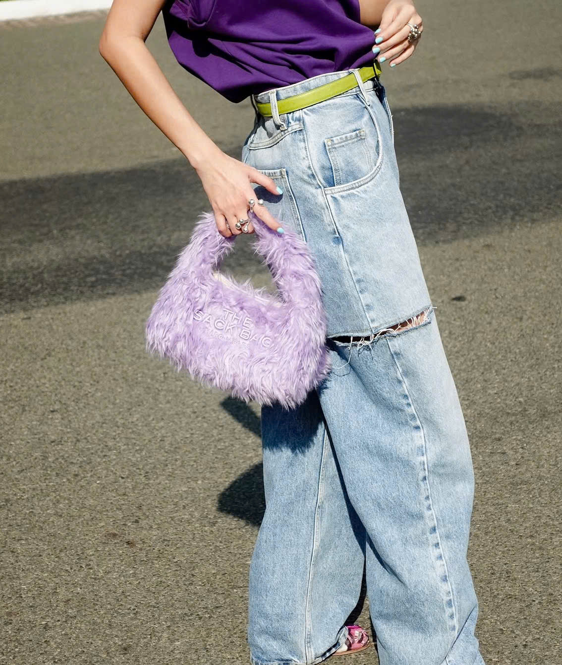 Kot pantolon ve tişörtlerle şık giyinmenin sırrı - Fotoğraf 3. Bí quyết lên đồ sành điệu với quần jeans và áo thun- Ảnh 3.