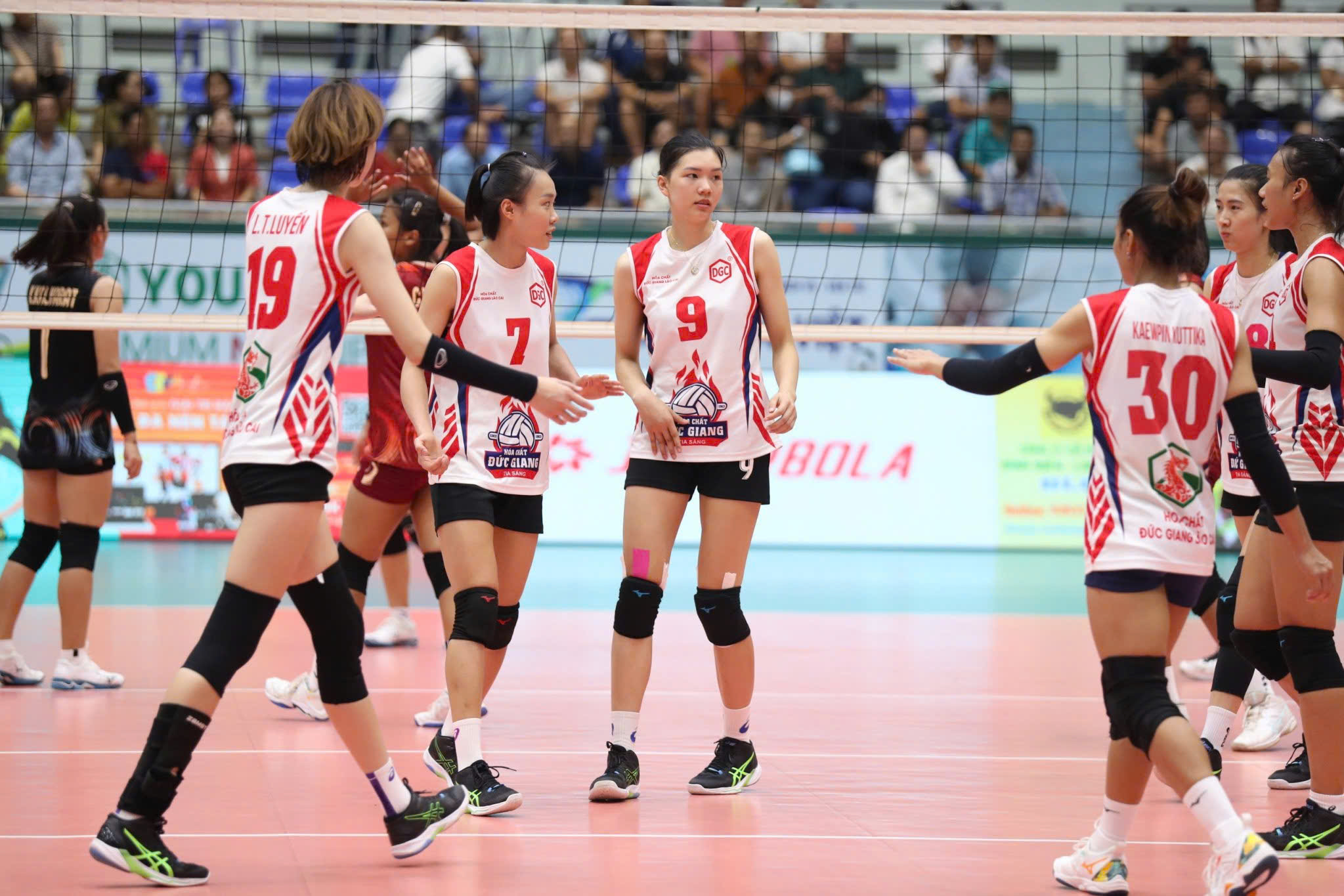 ប៊ិច ធុយ បានធ្វើការកត់សម្គាល់ខ្លួនក្នុងការប្រកួតបាល់ទះនៅកូរ៉េ - រូបថត ១. Bích Thủy ghi dấu ấn ở giải bóng chuyền Hàn Quốc- Ảnh 1.