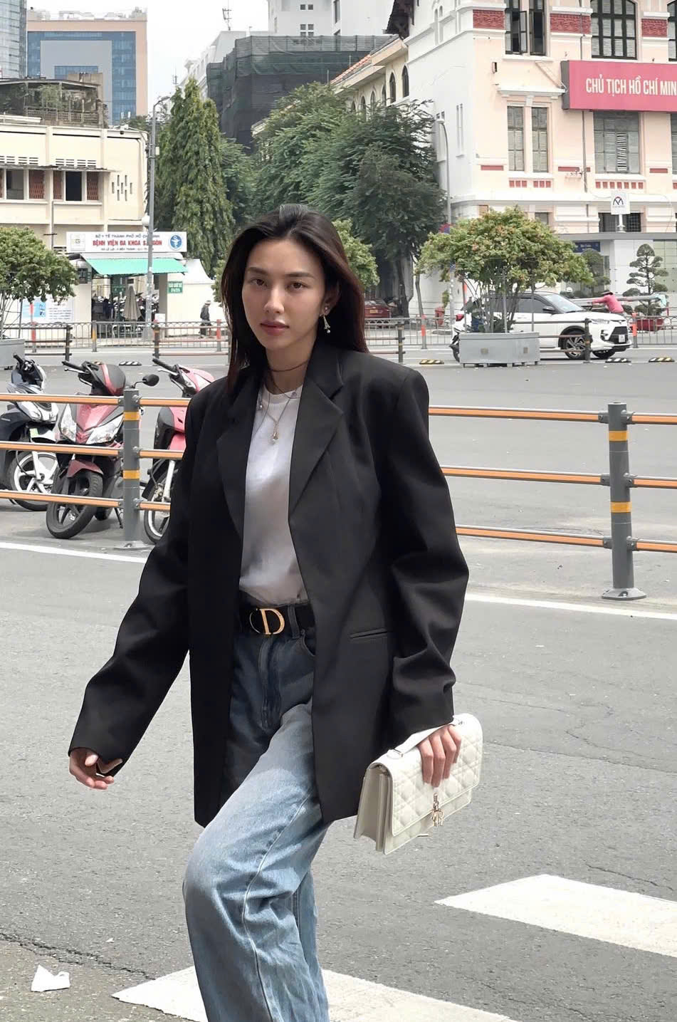 Kot pantolon ve tişörtlerle şık giyinmenin sırrı - Fotoğraf 5. Bí quyết lên đồ sành điệu với quần jeans và áo thun- Ảnh 5.