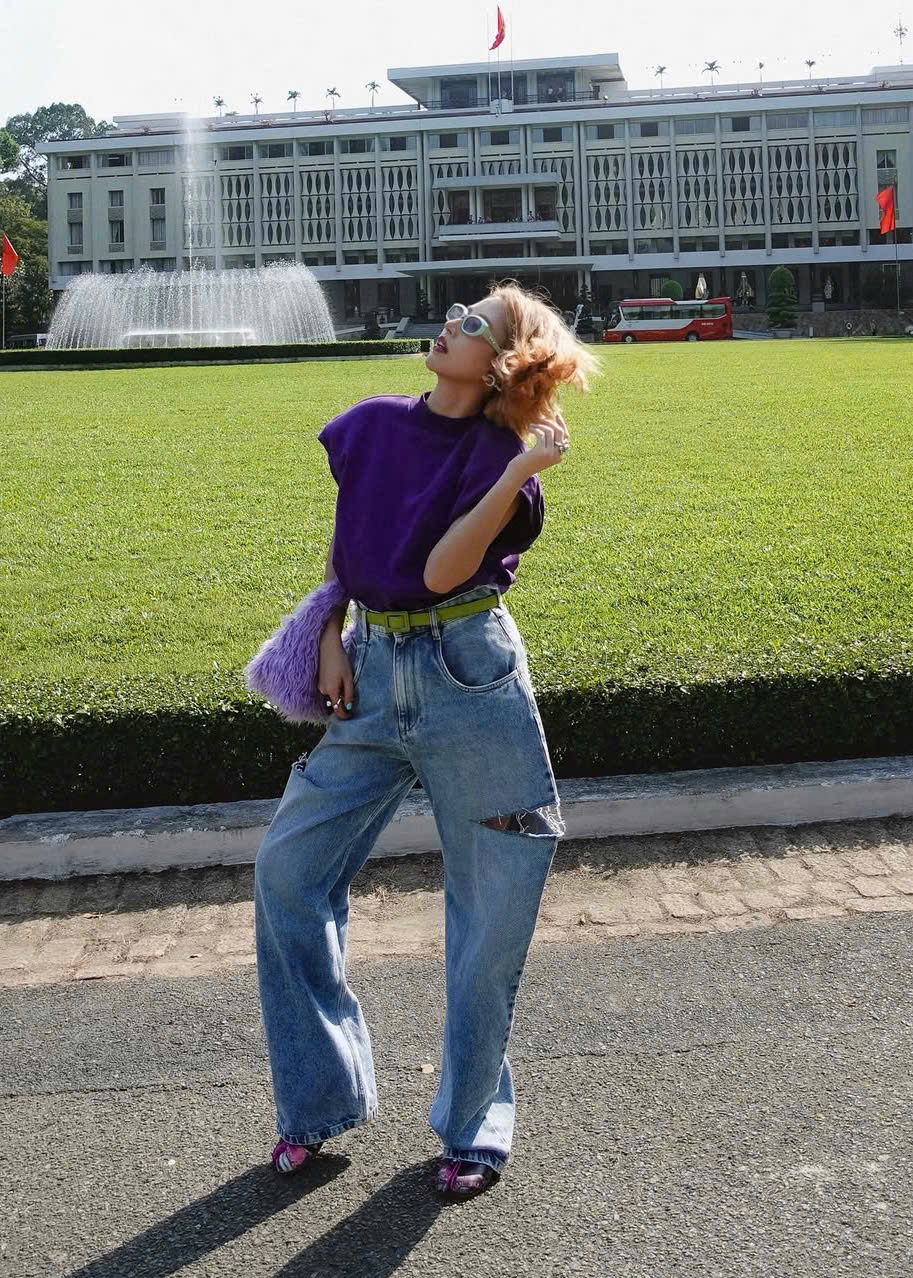 Kot pantolon ve tişörtlerle şık giyinmenin sırrı - Fotoğraf 2. Bí quyết lên đồ sành điệu với quần jeans và áo thun- Ảnh 2.