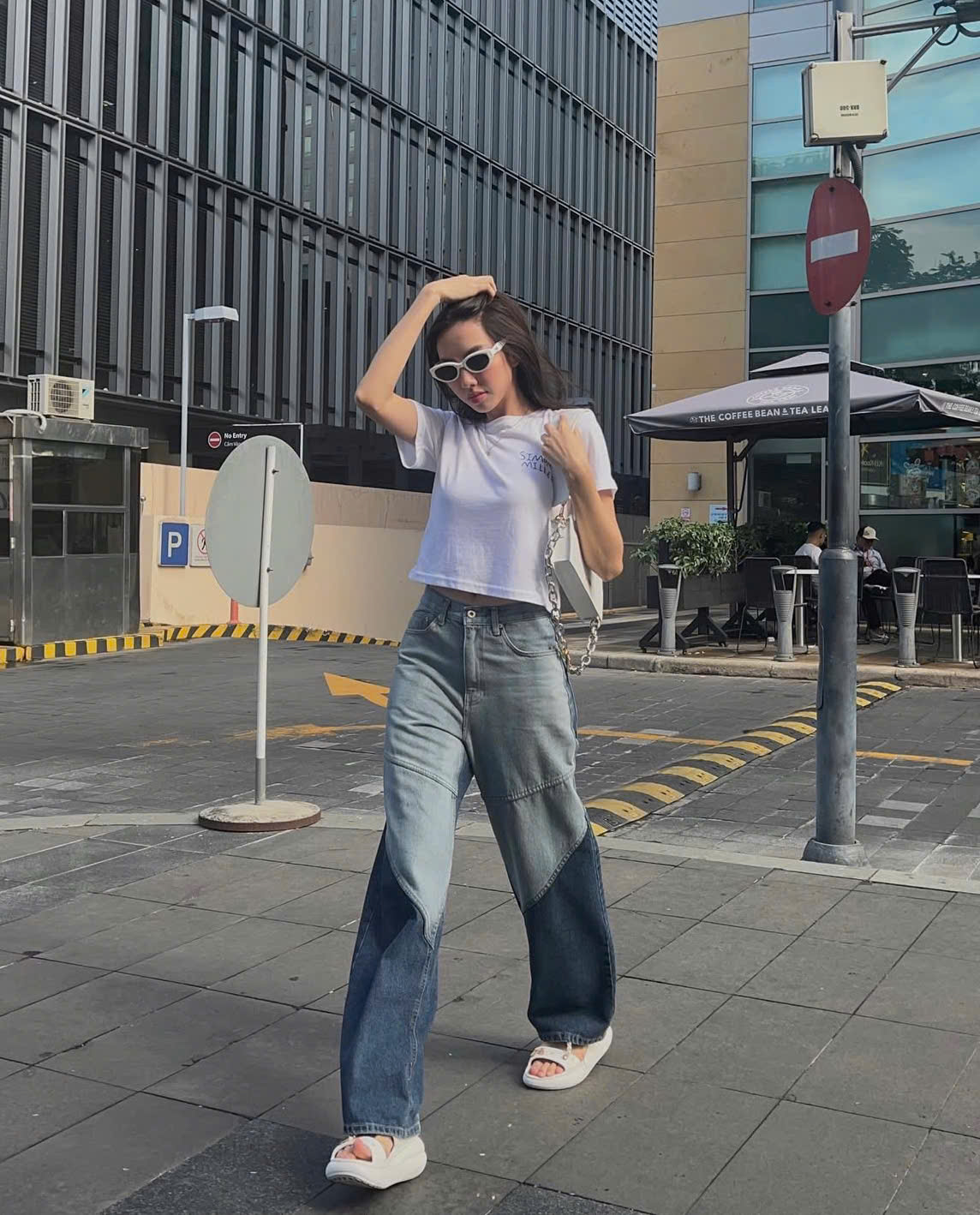 Kot pantolon ve tişörtlerle şık giyinmenin sırrı - Fotoğraf 7. Bí quyết lên đồ sành điệu với quần jeans và áo thun- Ảnh 7.