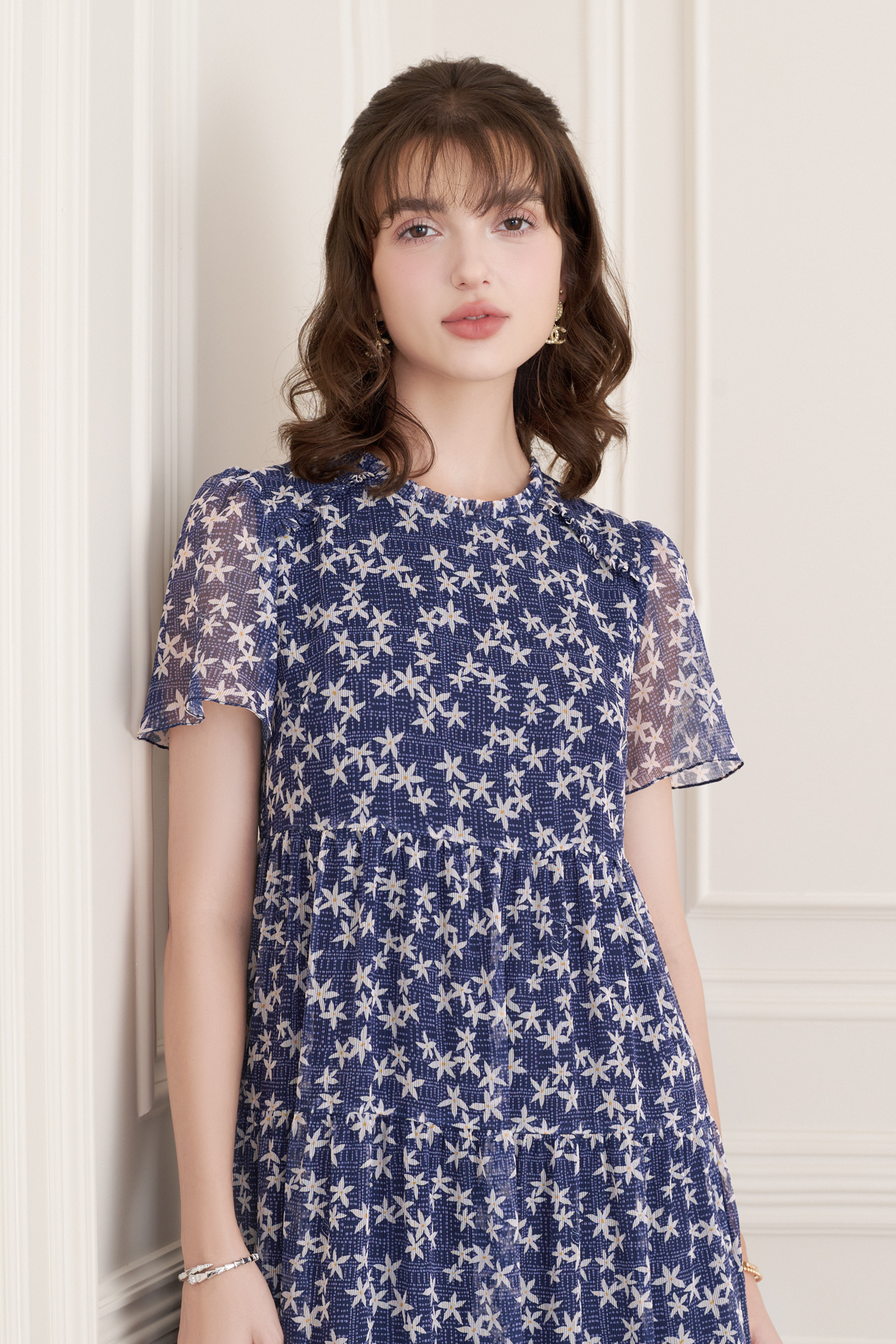 Wear a graceful, gentle and individual dress - Photo 1. Diện đầm suông thanh thoát, dịu dàng mà cá tính- Ảnh 1.