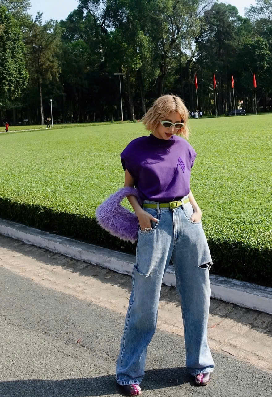 Kot pantolon ve tişörtlerle şık giyinmenin sırrı - Fotoğraf 1. Bí quyết lên đồ sành điệu với quần jeans và áo thun- Ảnh 1.