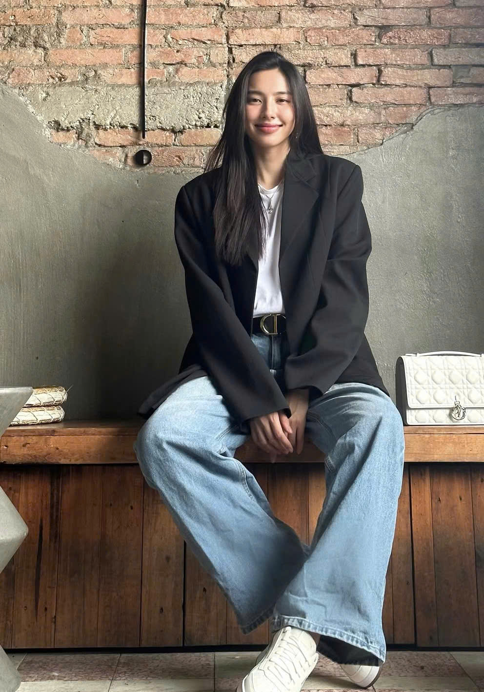 Kot pantolon ve tişörtlerle şık giyinmenin sırrı - Fotoğraf 4. Bí quyết lên đồ sành điệu với quần jeans và áo thun- Ảnh 4.