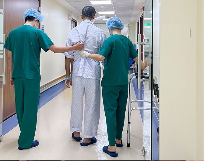 TP.HCM: Người đàn ông đang tập thể dục thì bất ngờ ngã gục, ngưng tim ngưng thở - Ảnh 1.