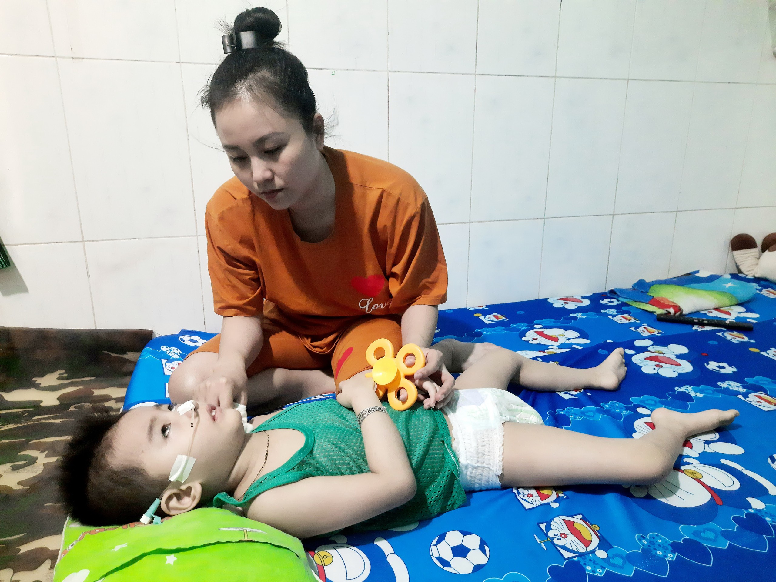 Con nhỏ bệnh nặng không tiền chữa trị - Ảnh 1.