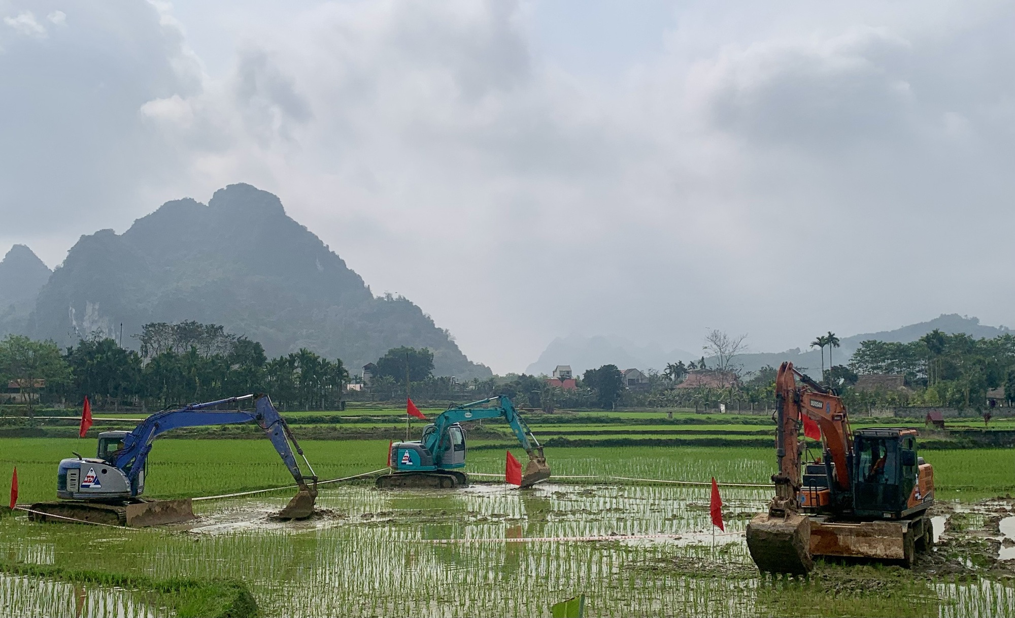 EVN chi 7.410 tỉ đồng, thần tốc làm 229,5 km đường dây 500 kV trong 6 tháng - Ảnh 2. EVN chi 7.410 tỉ đồng, thần tốc làm 229,5 km đường dây 500 kV trong 6 tháng - Ảnh 2.