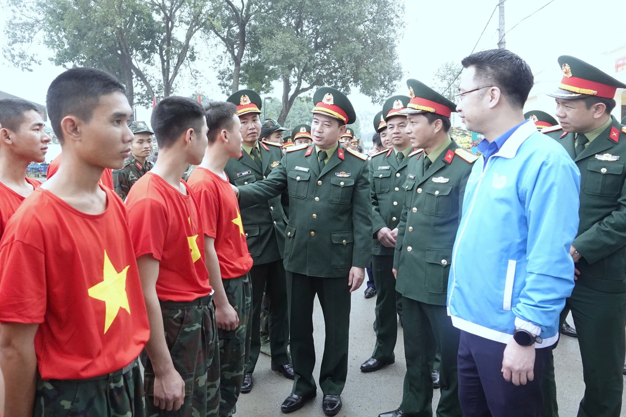 Thanh niên quân đội sẵn sàng chiến đấu bảo vệ Tổ quốc- Ảnh 1. Thanh niên quân đội sẵn sàng chiến đấu bảo vệ Tổ quốc- Ảnh 1.