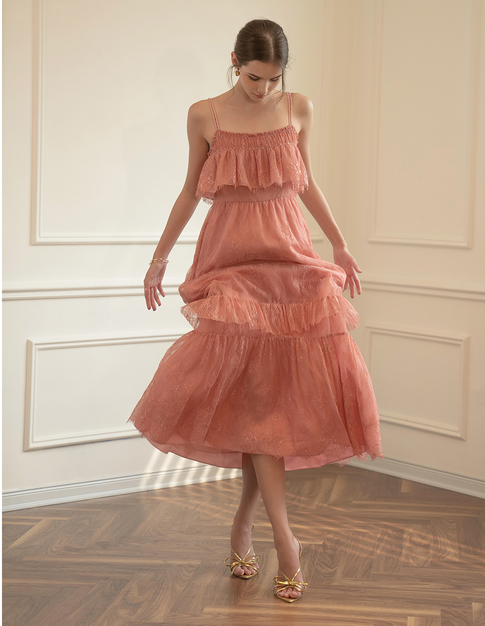 Wear a graceful, gentle and individual dress - Photo 9. Diện đầm suông thanh thoát, dịu dàng mà cá tính- Ảnh 9.