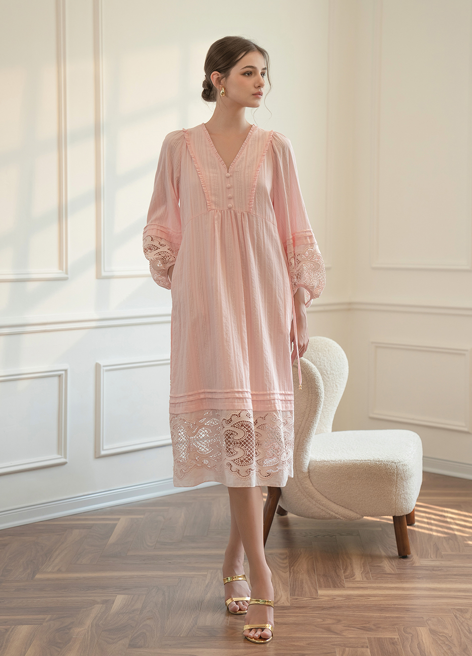 Wear a graceful, gentle and individual dress - Photo 2. Diện đầm suông thanh thoát, dịu dàng mà cá tính- Ảnh 2.