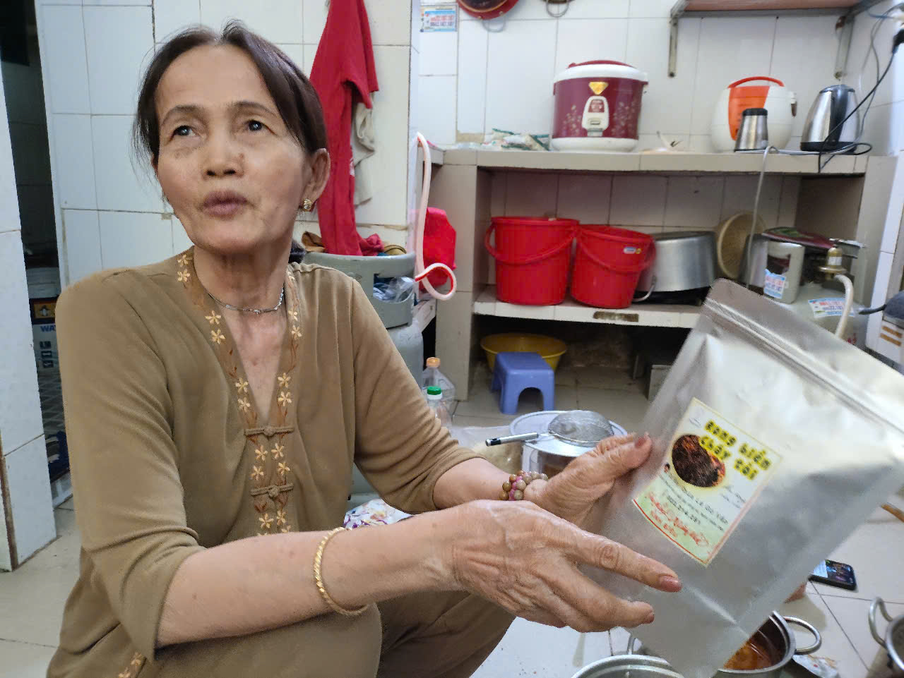 Bạc đầu mưu sinh: Cô Bảy 'đệ nhất thực phẩm chay' Chùa Lá ở Gò Vấp- Ảnh 3. Bạc đầu mưu sinh: Cô Bảy 'đệ nhất thực phẩm chay' Chùa Lá ở Gò Vấp- Ảnh 3.