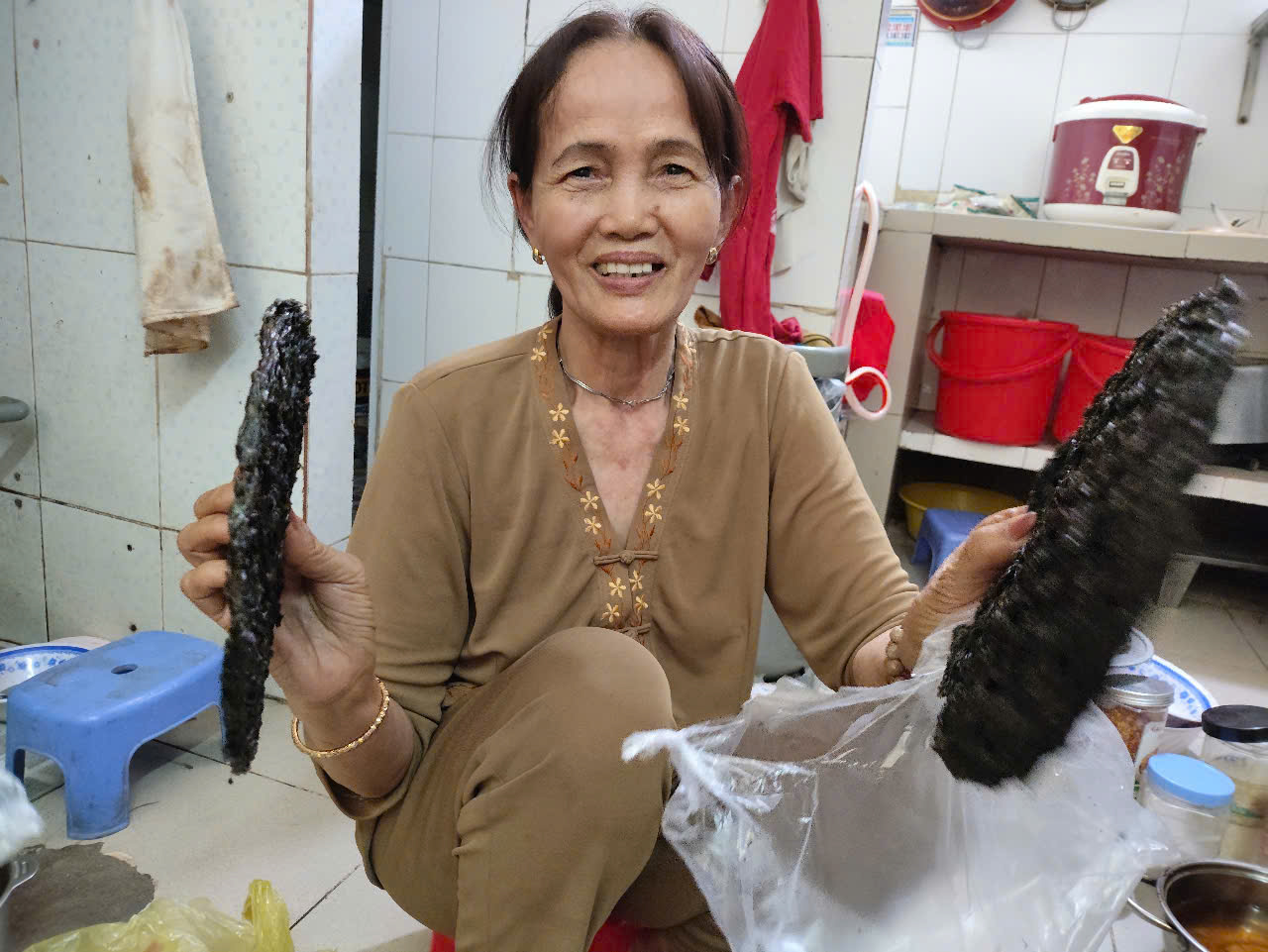 Bạc đầu mưu sinh: Cô Bảy 'đệ nhất thực phẩm chay' Chùa Lá ở Gò Vấp- Ảnh 4. Bạc đầu mưu sinh: Cô Bảy 'đệ nhất thực phẩm chay' Chùa Lá ở Gò Vấp- Ảnh 4.