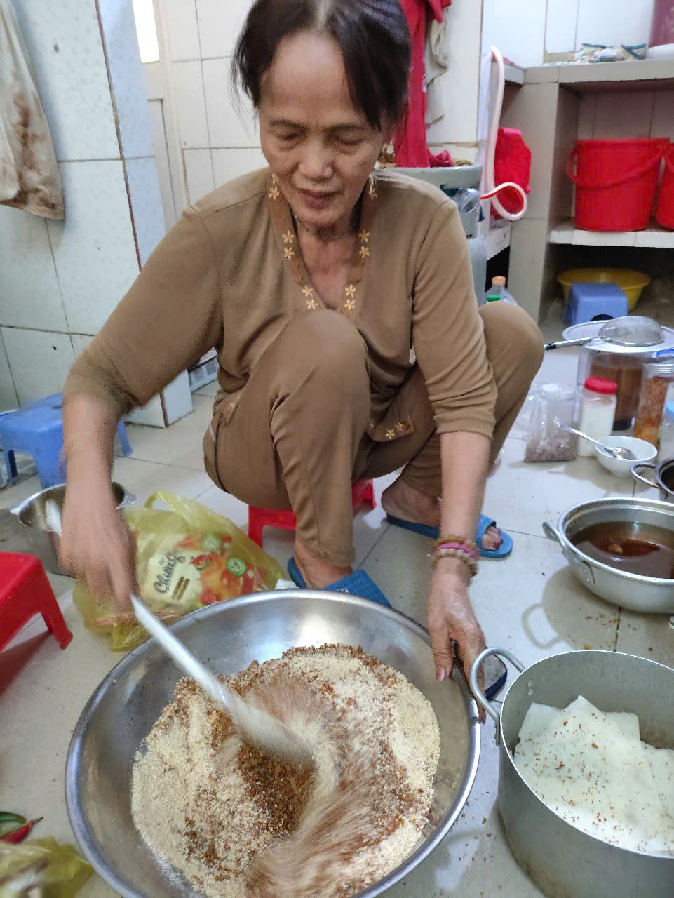 Bạc đầu mưu sinh: Cô Bảy 'đệ nhất thực phẩm chay' Chùa Lá ở Gò Vấp- Ảnh 2. Bạc đầu mưu sinh: Cô Bảy 'đệ nhất thực phẩm chay' Chùa Lá ở Gò Vấp- Ảnh 2.