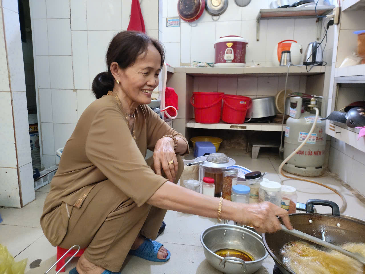 Bạc đầu mưu sinh: Cô Bảy 'đệ nhất thực phẩm chay' Chùa Lá ở Gò Vấp- Ảnh 1. Bạc đầu mưu sinh: Cô Bảy 'đệ nhất thực phẩm chay' Chùa Lá ở Gò Vấp- Ảnh 1.