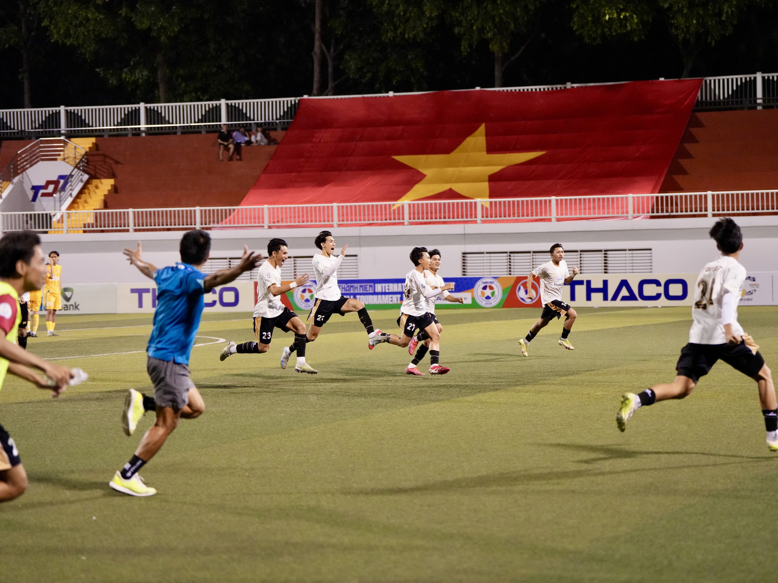 Ngày mai rời xa TP.HCM, các cầu thủ hẳn nhớ mãi những hình ảnh này- Ảnh 4. Ngày mai rời xa TP.HCM, các cầu thủ hẳn nhớ mãi những hình ảnh này- Ảnh 4.