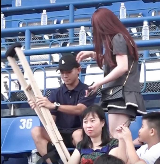 B&ugrave;i Vĩ H&agrave;o bất ngờ chống nạng, c&oacute; đ&aacute; được cho đội tuyển Việt Nam?- Ảnh 2.