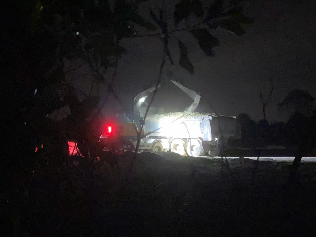 Xuyên đêm mật phục, bắt quả tang 'điểm nóng' khai thác cát lậu- Ảnh 1. Xuyên đêm mật phục, bắt quả tang 'điểm nóng' khai thác cát lậu- Ảnh 1.