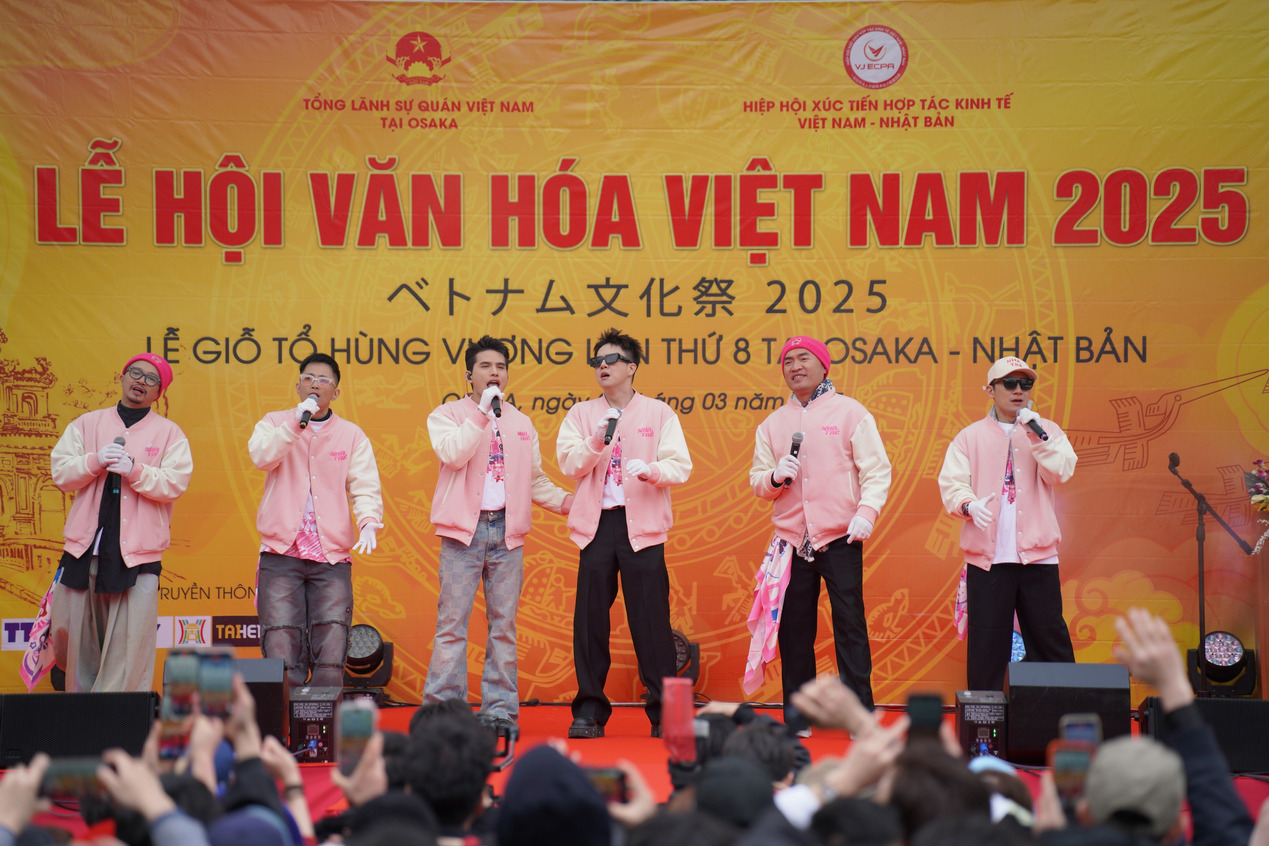 Dàn ‘Anh trai vượt ngàn chông gai’ gây chú ý ở Nhật - Ảnh 1.