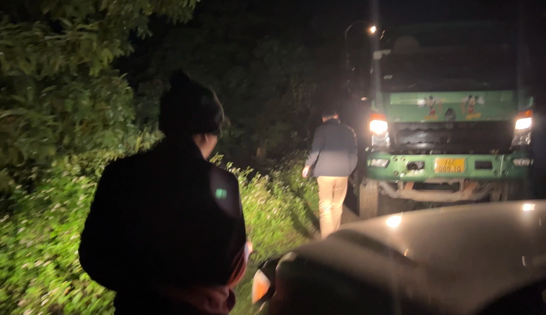 Xuyên đêm mật phục, bắt quả tang 'điểm nóng' khai thác cát lậu- Ảnh 5. Xuyên đêm mật phục, bắt quả tang 'điểm nóng' khai thác cát lậu- Ảnh 5.