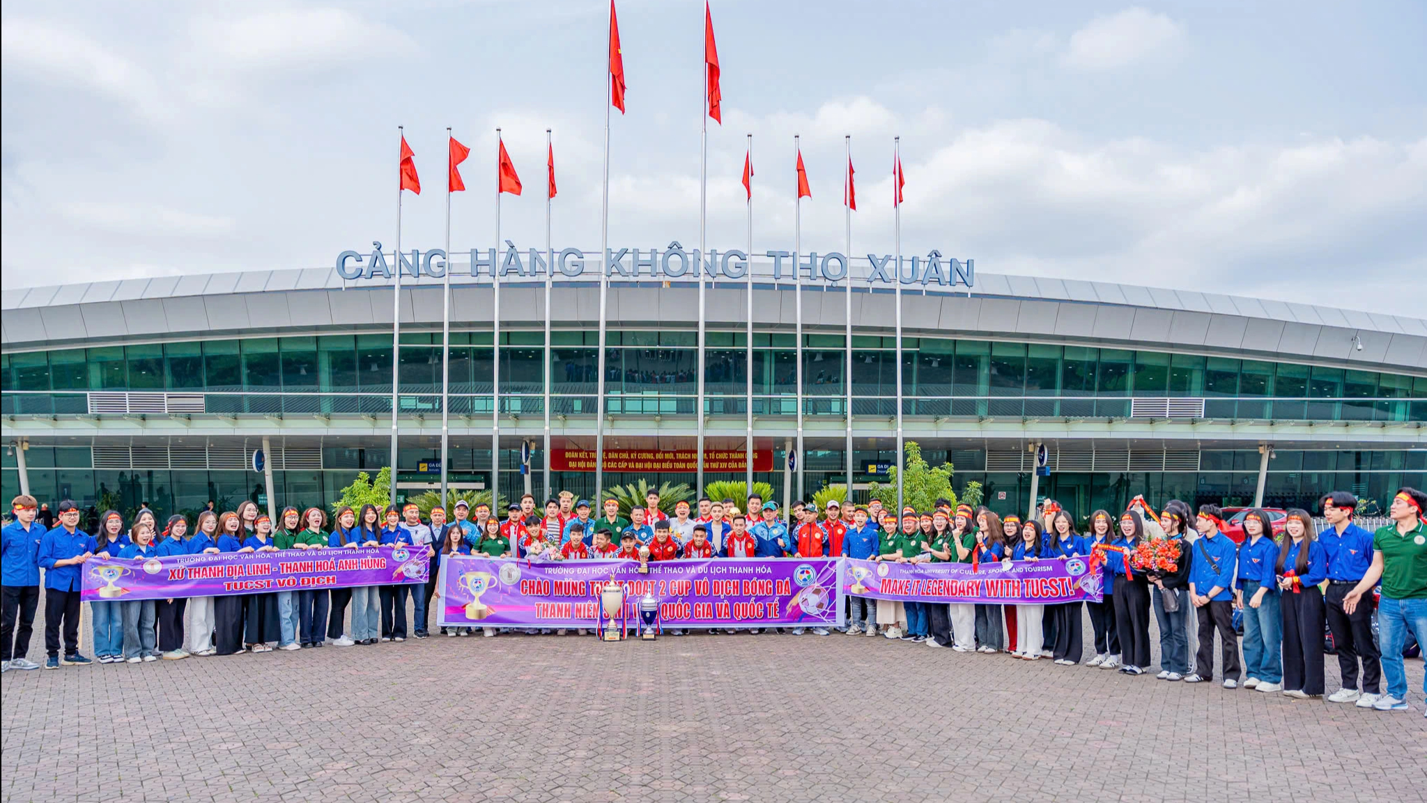 Nhà vô địch trở về, ngập tràn niềm vui và tiếng cười!- Ảnh 7. Nhà vô địch trở về, ngập tràn niềm vui và tiếng cười!- Ảnh 7.