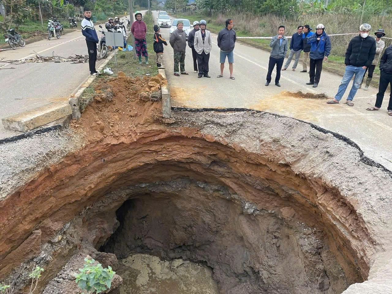 Hố tử thần' 8 m xuất hiện giữa quốc lộ tại Bắc Kạn sau tiếng động lớn
