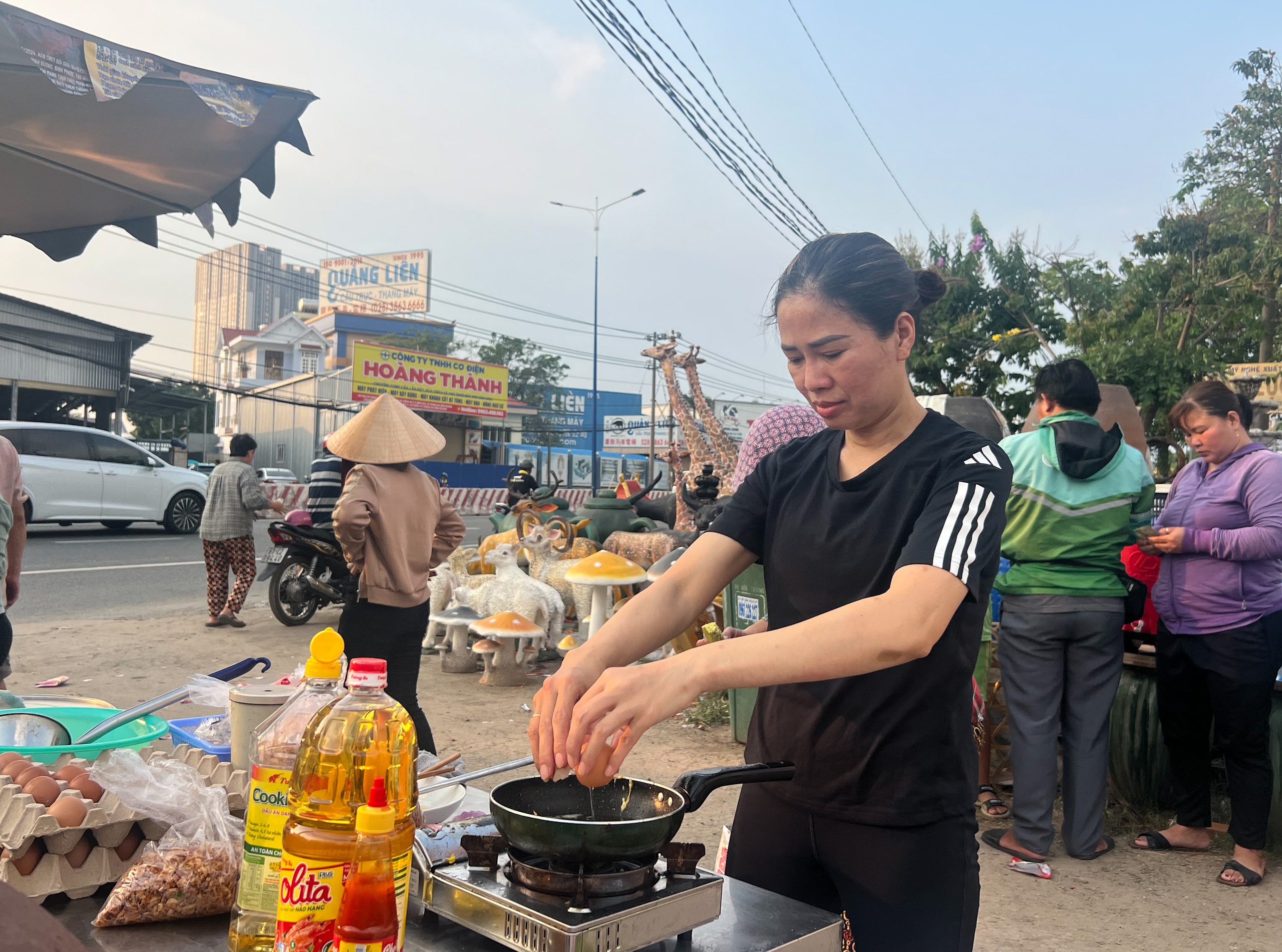 'Buffet mì gói' giá 1.000 đồng: Bà chủ không muốn ai mắc nợ mình- Ảnh 1.