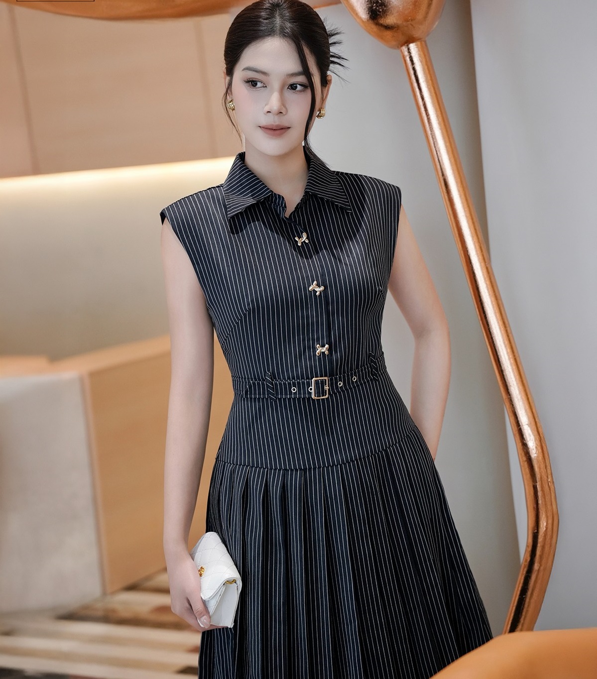 Từ cổ điển đến hiện đại, họa tiết 'cân' mọi bản phối thời trang- Ảnh 1. Từ cổ điển đến hiện đại, họa tiết 'cân' mọi bản phối thời trang- Ảnh 1.