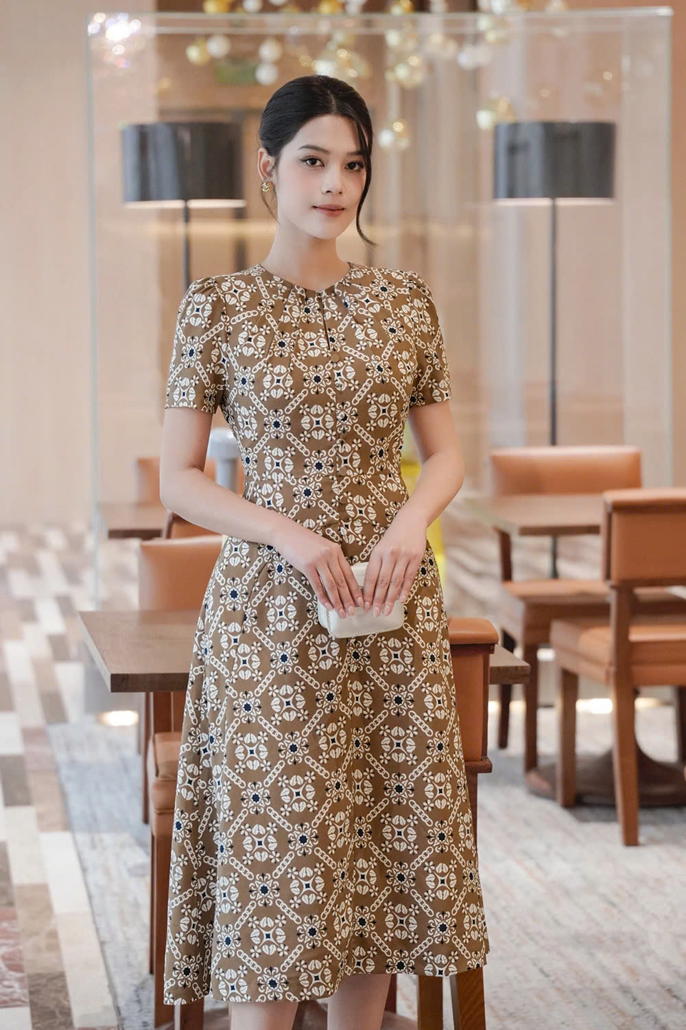 Từ cổ điển đến hiện đại, họa tiết 'cân' mọi bản phối thời trang- Ảnh 6. Từ cổ điển đến hiện đại, họa tiết 'cân' mọi bản phối thời trang- Ảnh 6.