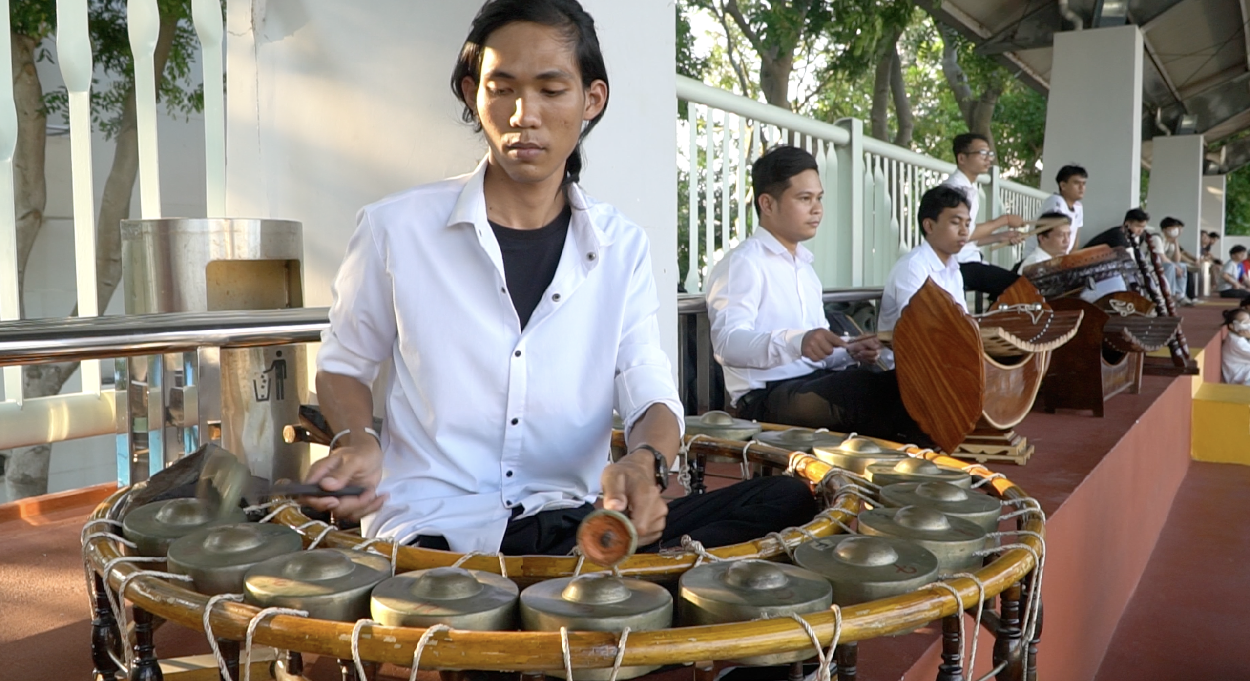 Bí ẩn Dàn nhạc Ngũ âm cổ vũ bóng đá sinh viên ĐH Trà Vinh - Ảnh 1.