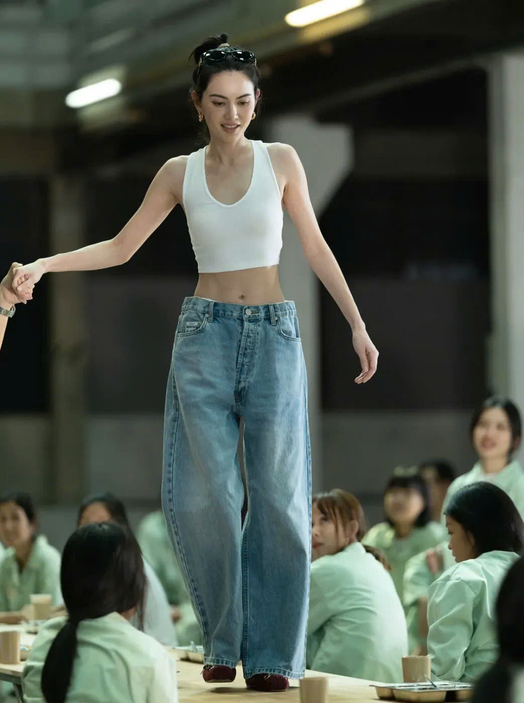 Draag sexy low-rise mode van broeken tot rokken - Foto 1. Diện mốt cạp trễ gợi cảm từ quần cho đến chân váy- Ảnh 1.