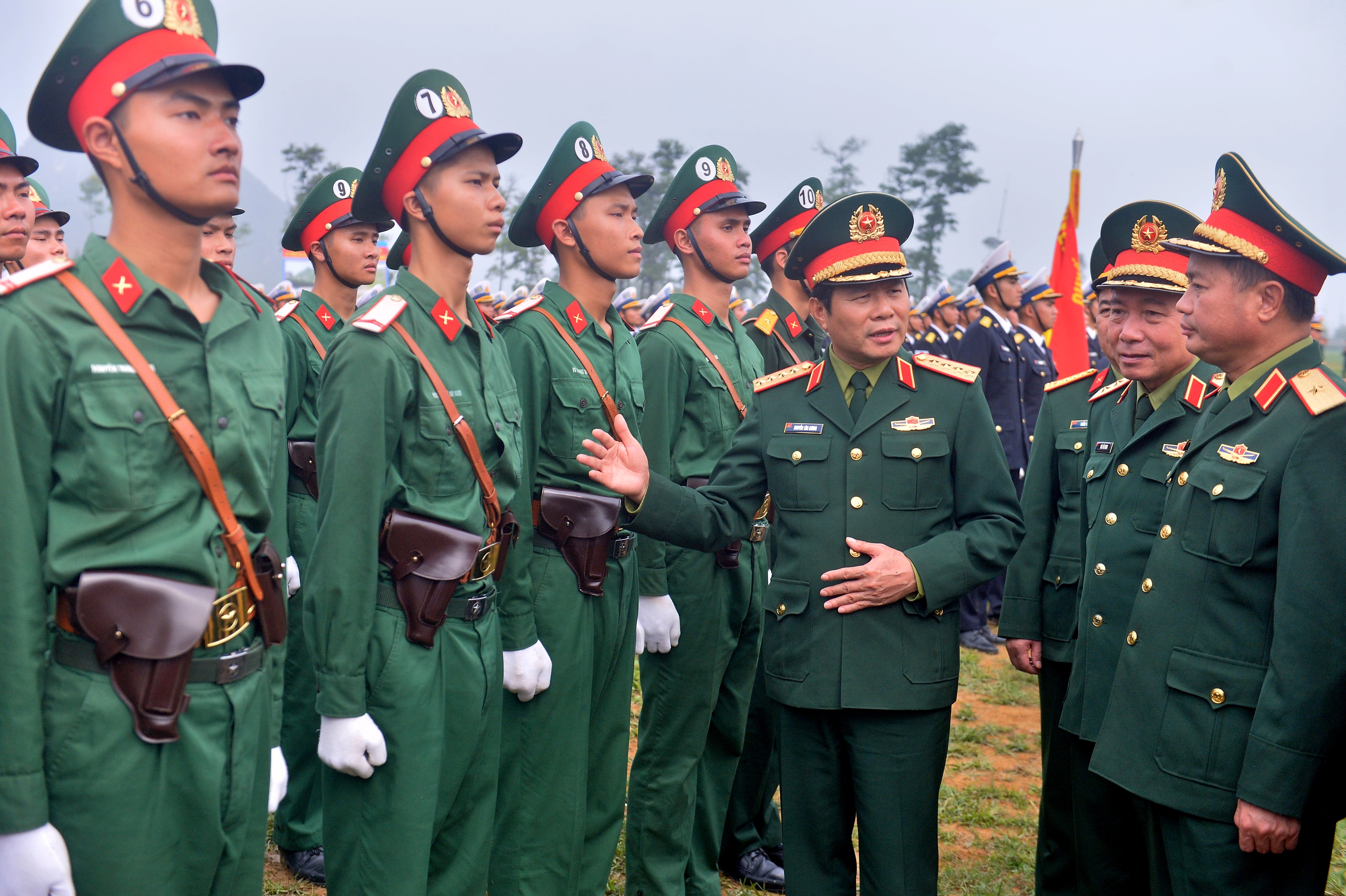 Đại tướng Nguyễn Tân Cương thị sát, tận tay hướng dẫn chiến sĩ diễu binh diễu hành- Ảnh 6. Đại tướng Nguyễn Tân Cương thị sát, tận tay hướng dẫn chiến sĩ diễu binh diễu hành- Ảnh 6.