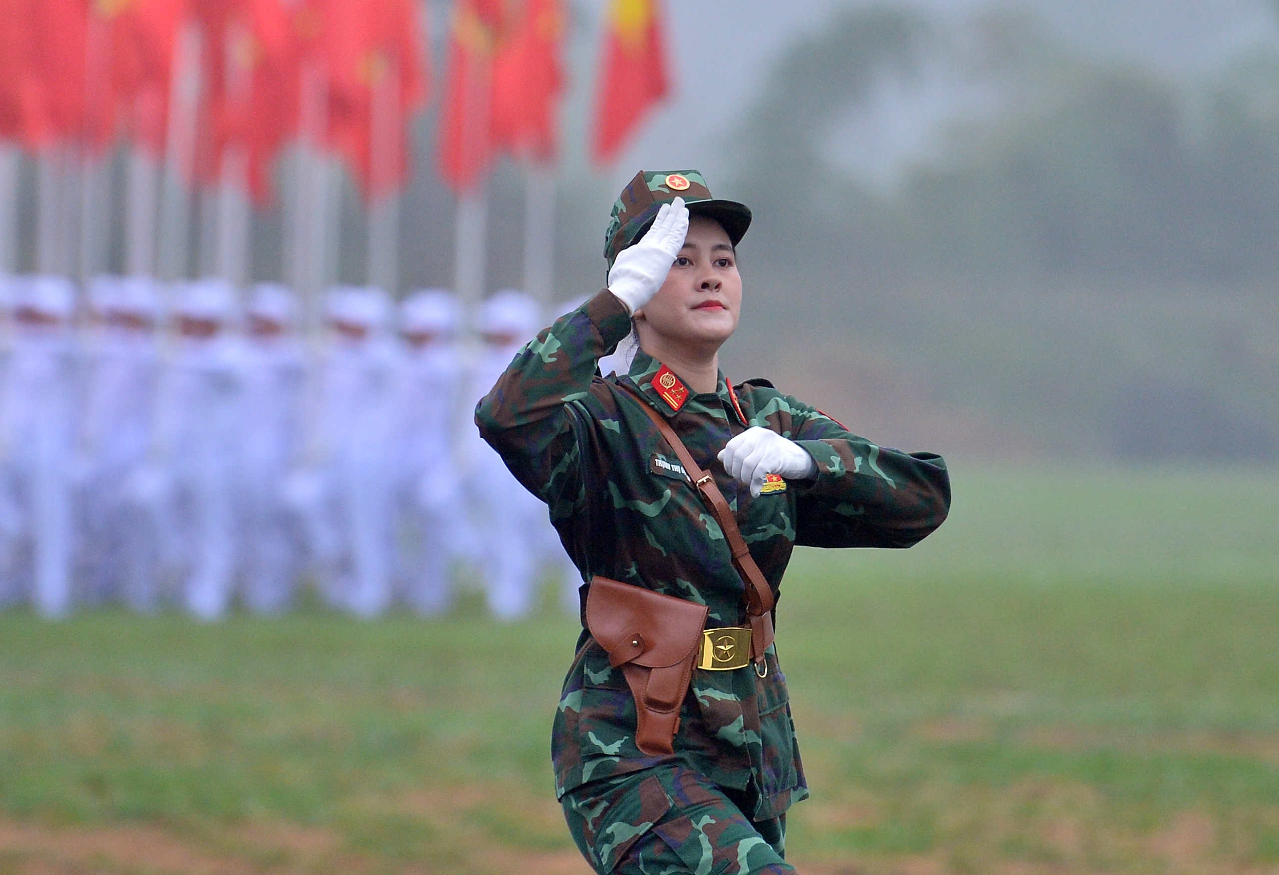 Hermosa cabo femenina en las filas de los líderes de bloque del ejército marchando y marchando - Foto 7. Nữ hạ sĩ xinh đẹp trong hàng ngũ khối trưởng quân đội diễu binh, diễu hành- Ảnh 7.