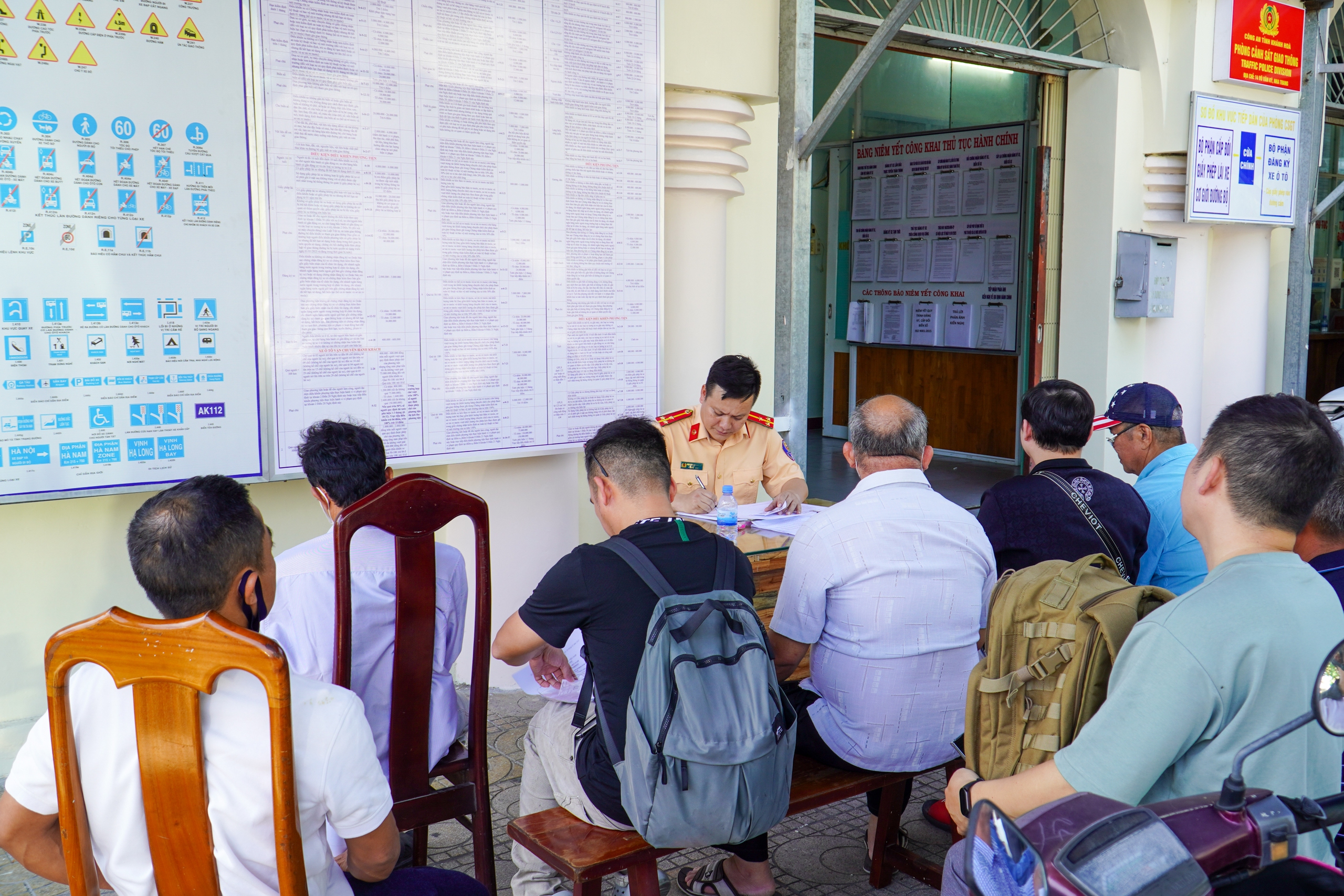 Khánh hòa triển khai cấp đổi GPLX tại xã phường hỗ trợ người dân thuận tiện hơn - Ảnh 1. Khánh hòa triển khai cấp đổi GPLX tại xã phường hỗ trợ người dân thuận tiện hơn - Ảnh 1.