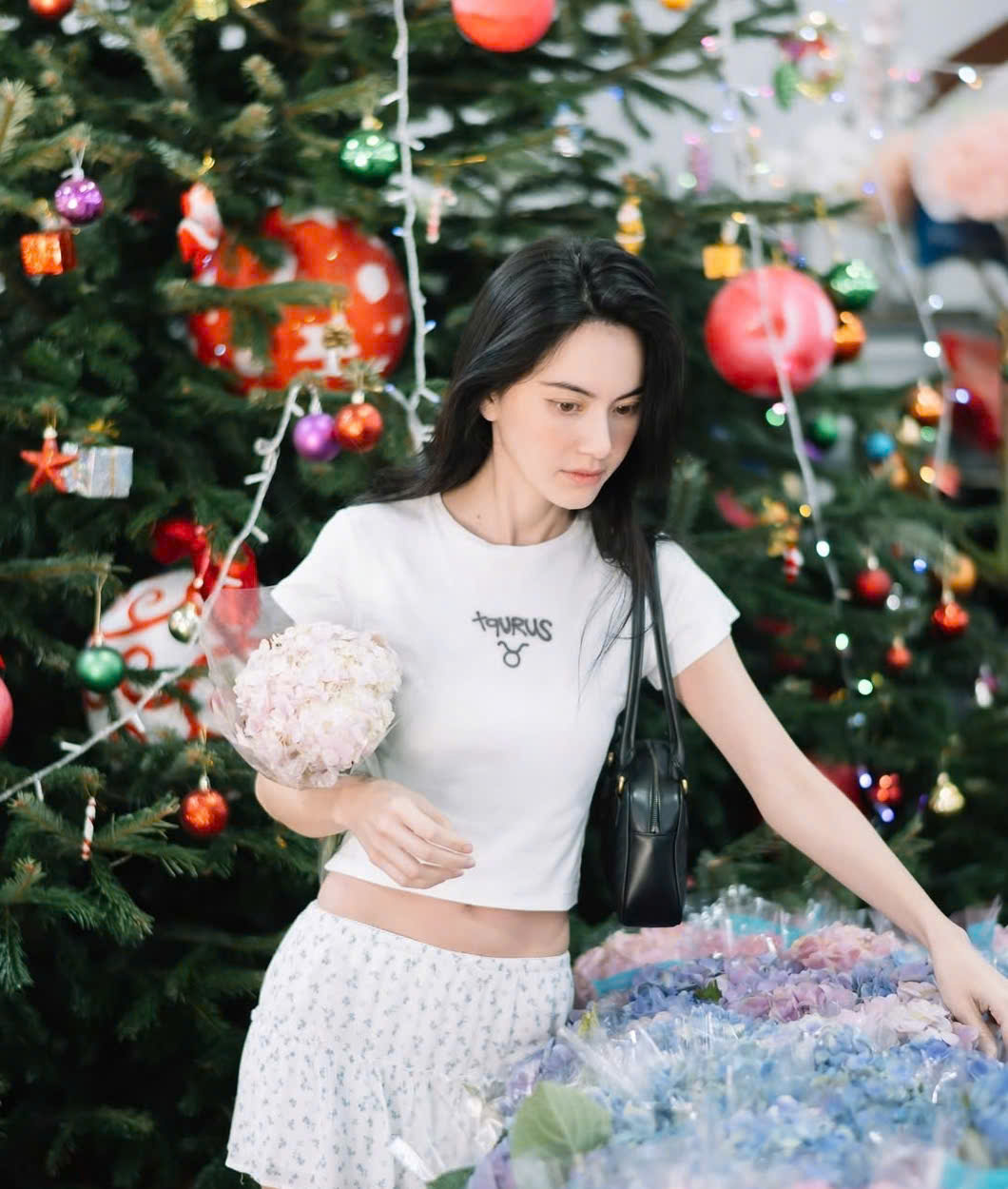 Draag sexy laag uitgesneden kleding, van broeken tot rokken - Foto 5. Diện mốt cạp trễ gợi cảm từ quần cho đến chân váy- Ảnh 5.