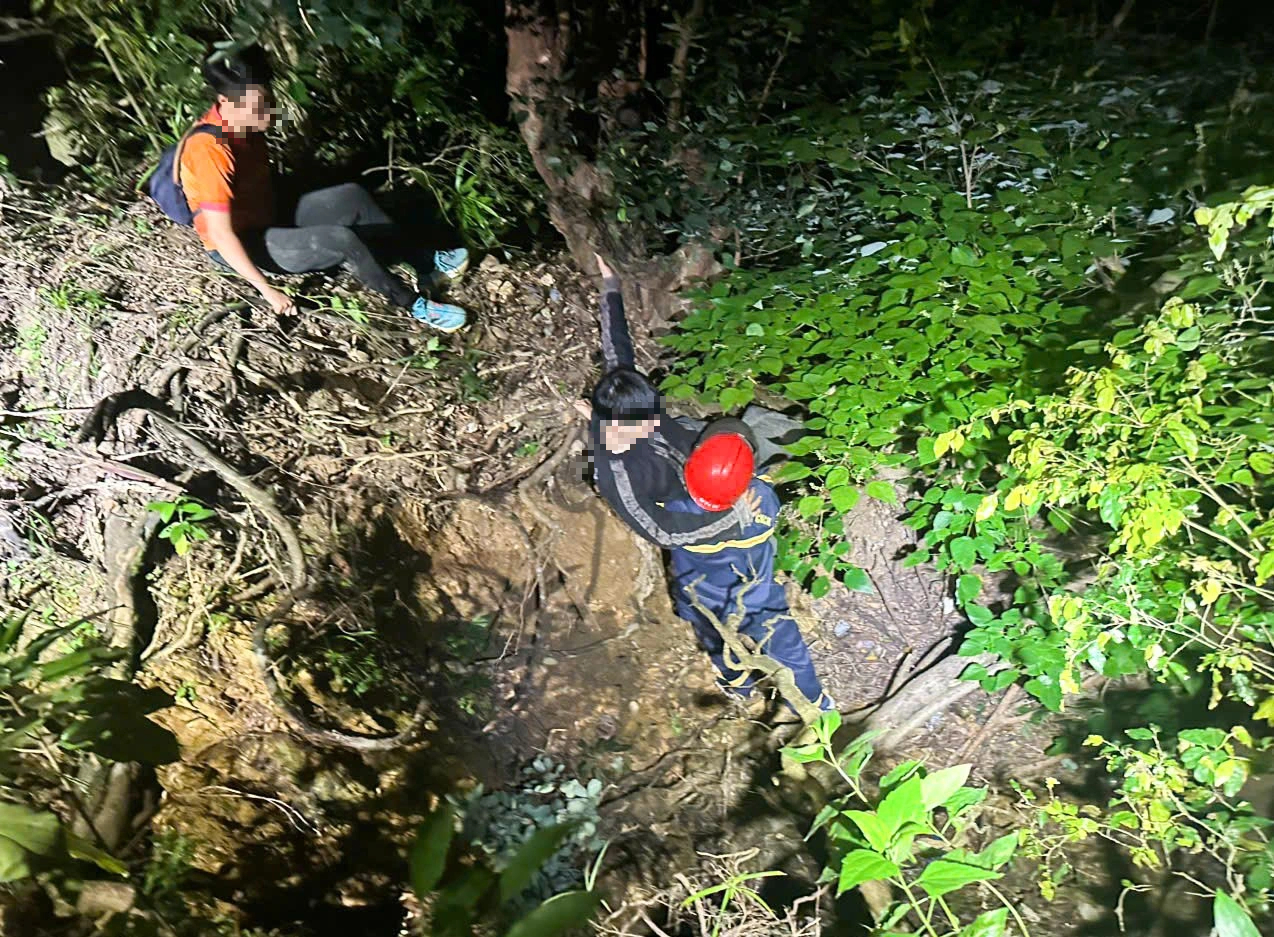 Đà Nẵng: Cảnh sát đu dây trong đêm cứu du khách mắc kẹt trên núi Sơn Trà- Ảnh 1. Đà Nẵng: Cảnh sát đu dây trong đêm cứu du khách mắc kẹt trên núi Sơn Trà- Ảnh 1.