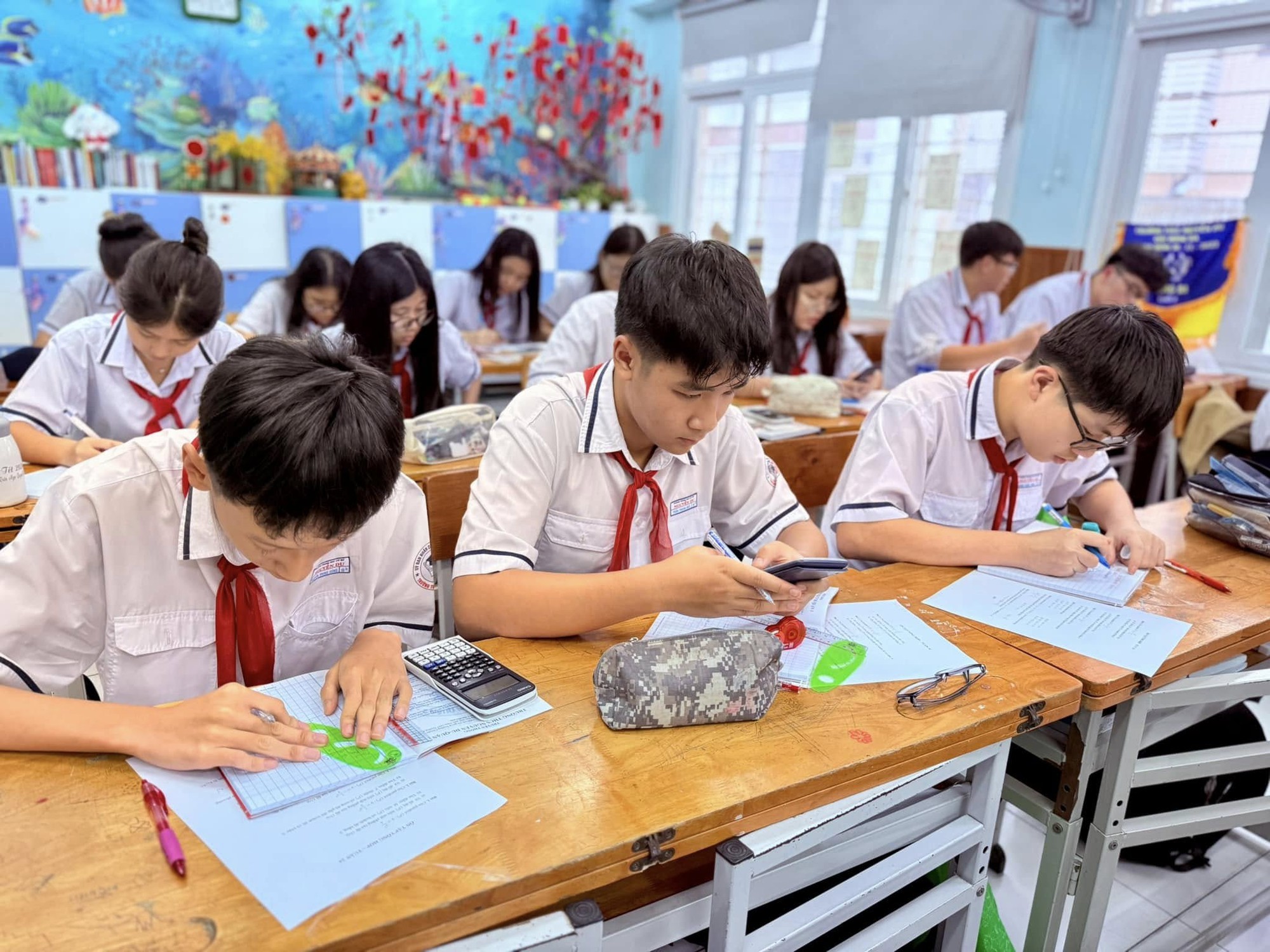 សេចក្តីណែនាំបន្ទាន់របស់ប្រធានមន្ទីរអប់រំ និងបណ្តុះបណ្តាលទីក្រុងហូជីមិញ ស្តីពីការប្រឡងថ្នាក់ទី១០ និងការប្រឡងសញ្ញាបត្រមធ្យមសិក្សាទុតិយភូមិ - រូបថត ២. Chỉ đạo nóng của Giám đốc Sở GD-ĐT TP.HCM về thi lớp 10, thi tốt nghiệp THPT- Ảnh 2.