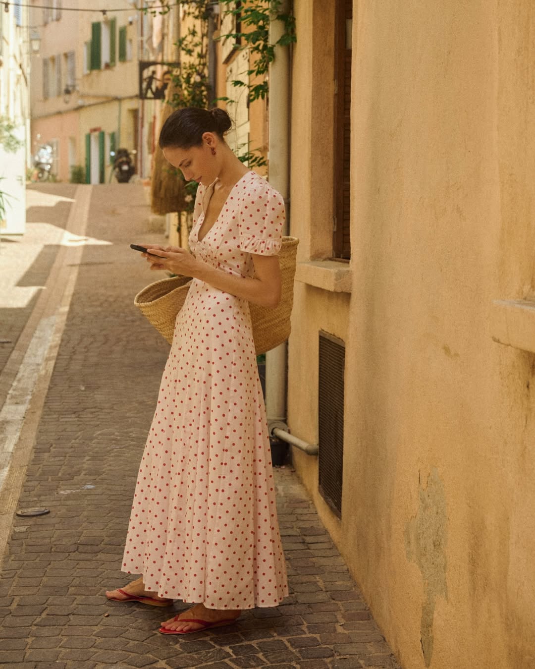 Minimalistische zomer maxi-jurk, koel als de wind - Foto 2. Váy maxi hè tối giản, mát dịu như làn gió- Ảnh 2.