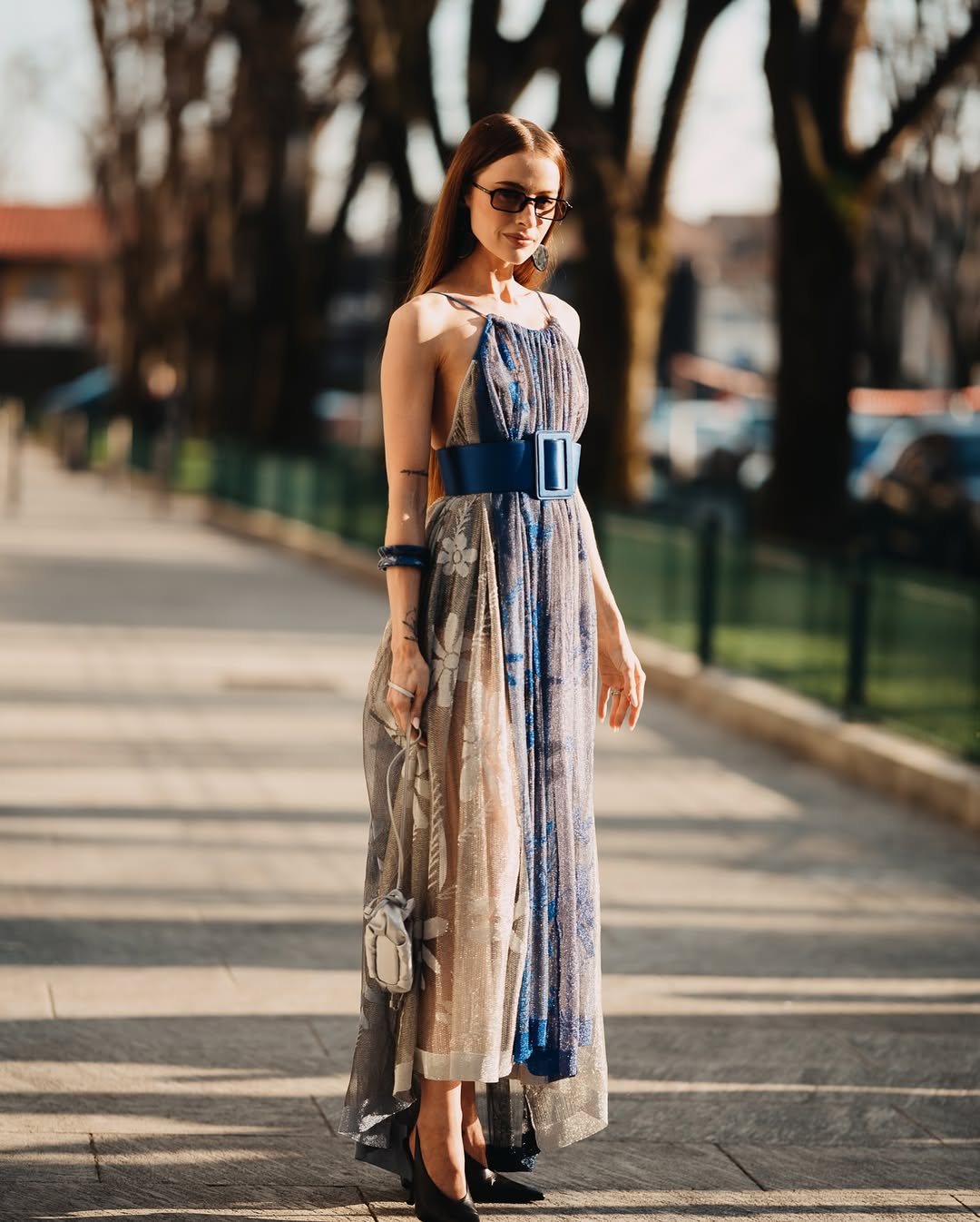 Minimalistische zomer maxi-jurk, koel als de wind - Foto 5. Váy maxi hè tối giản, mát dịu như làn gió- Ảnh 5.