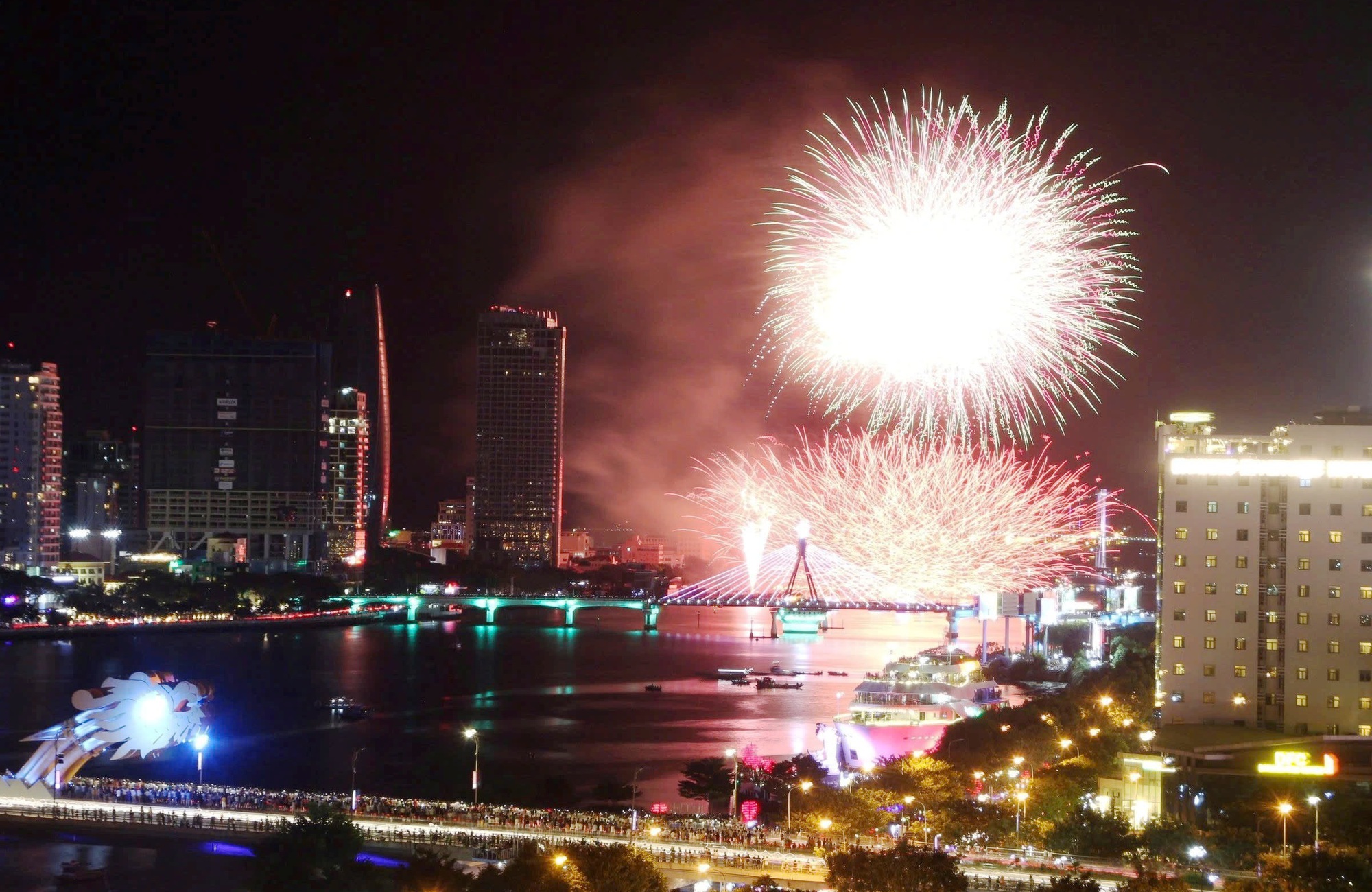 15-minütiges Feuerwerk zur Feier des 50. Jahrestages des Befreiungstages der Provinz Quang Nam – Foto 2. Bắn pháo hoa 15 phút mừng kỷ niệm 50 năm Ngày giải phóng tỉnh Quảng Nam- Ảnh 2.
