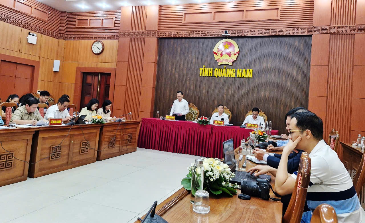 15-minütiges Feuerwerk zur Feier des 50. Jahrestages des Befreiungstages der Provinz Quang Nam – Foto 1. Bắn pháo hoa 15 phút mừng kỷ niệm 50 năm Ngày giải phóng tỉnh Quảng Nam- Ảnh 1.