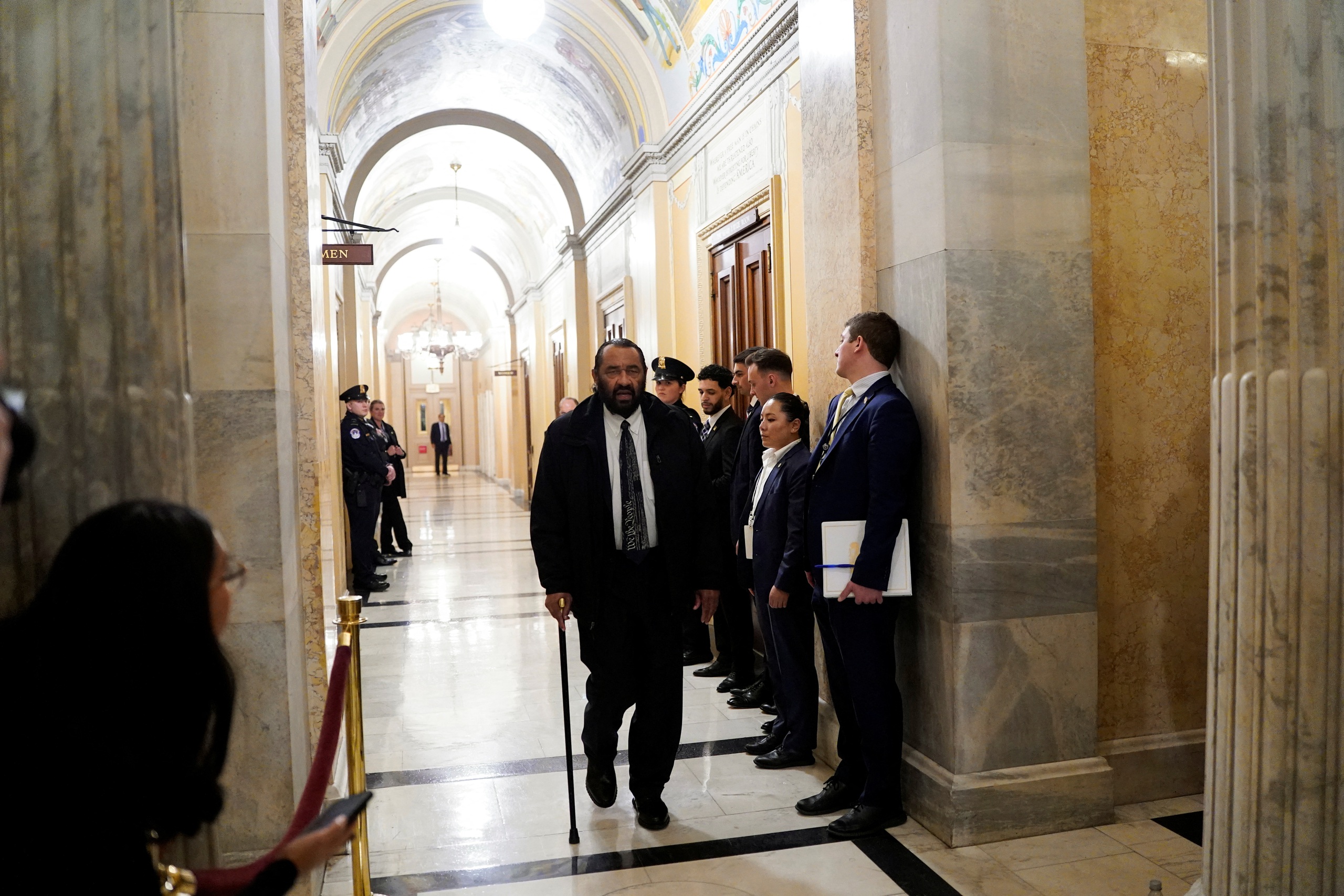 Ông Trump phát biểu tại quốc hội, chấn động một nghị sĩ bị mời ra ngoài - Ảnh 1.
