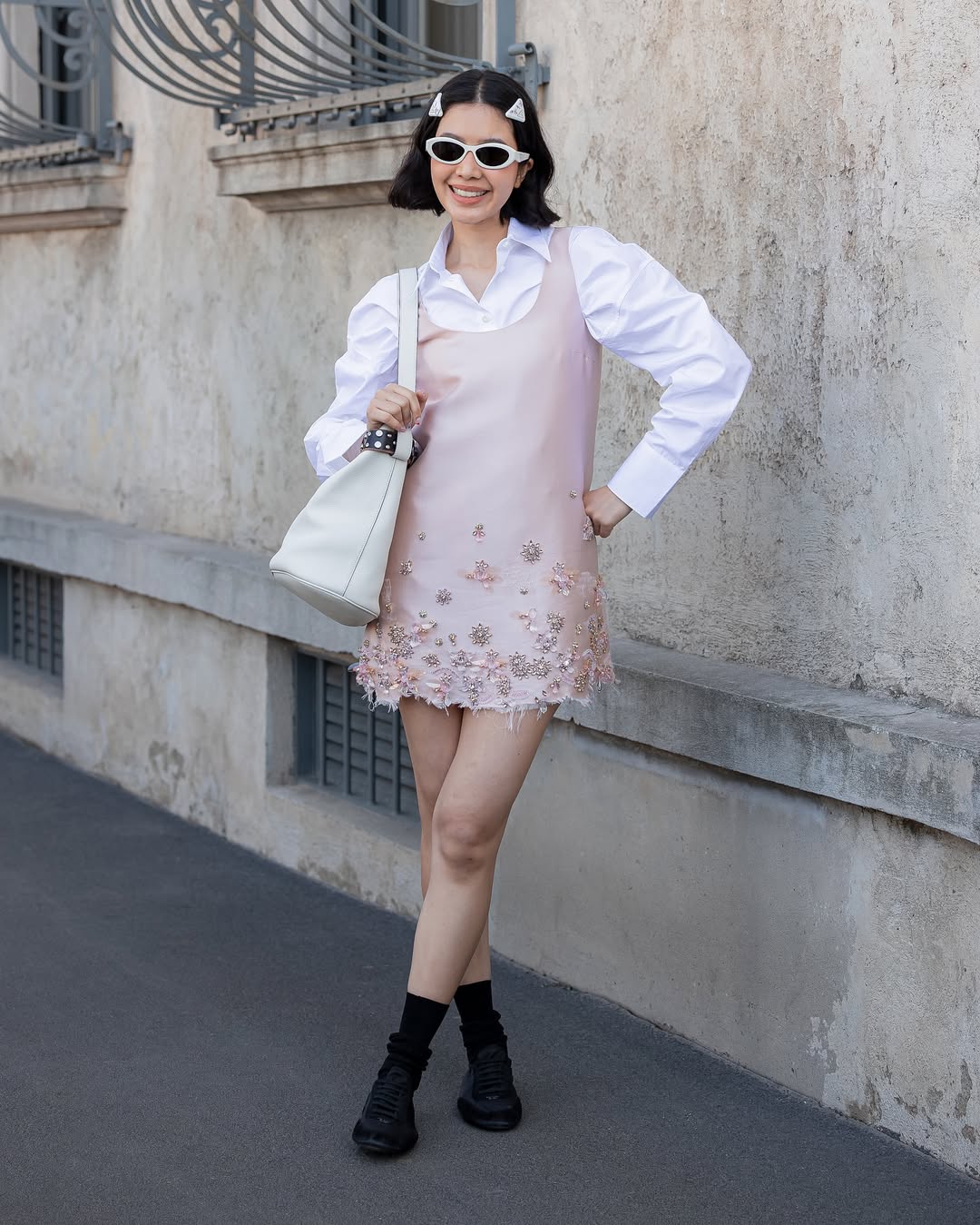 'Timbang dengan cantik' sepanjang musim panas dengan baju - Foto 2. 'Cân đẹp' cả mùa hè với áo sơ mi- Ảnh 2.