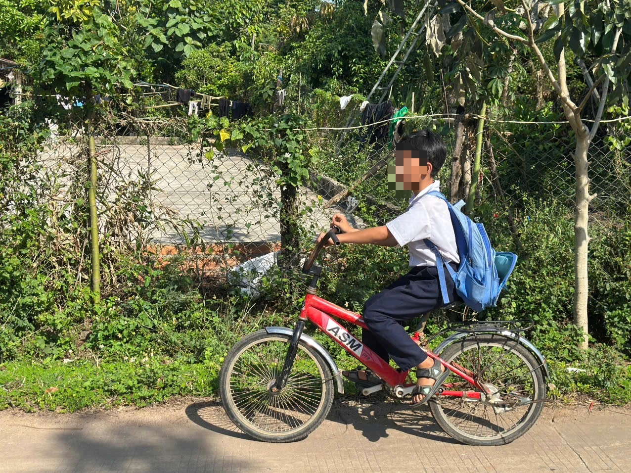 3 anh em từ 5 đến 10 tuổi đạp xe gần 50 km tìm cha vì... nhớ- Ảnh 3.