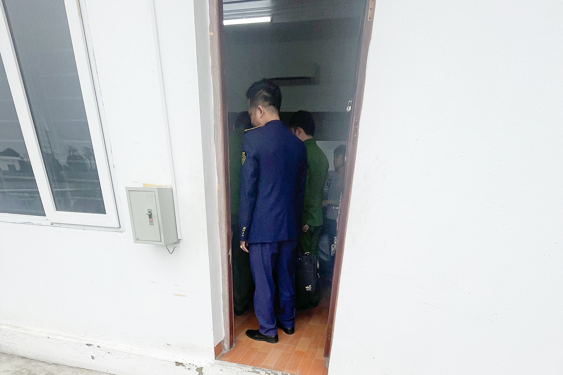 Vụ người dân tố mua quách giá cao: Công an xuất hiện tại Công ty Thanh Bình An Lạc Viên - Ảnh 3. Vụ người dân tố mua quách giá cao: Công an xuất hiện tại Công ty Thanh Bình An Lạc Viên - Ảnh 3.