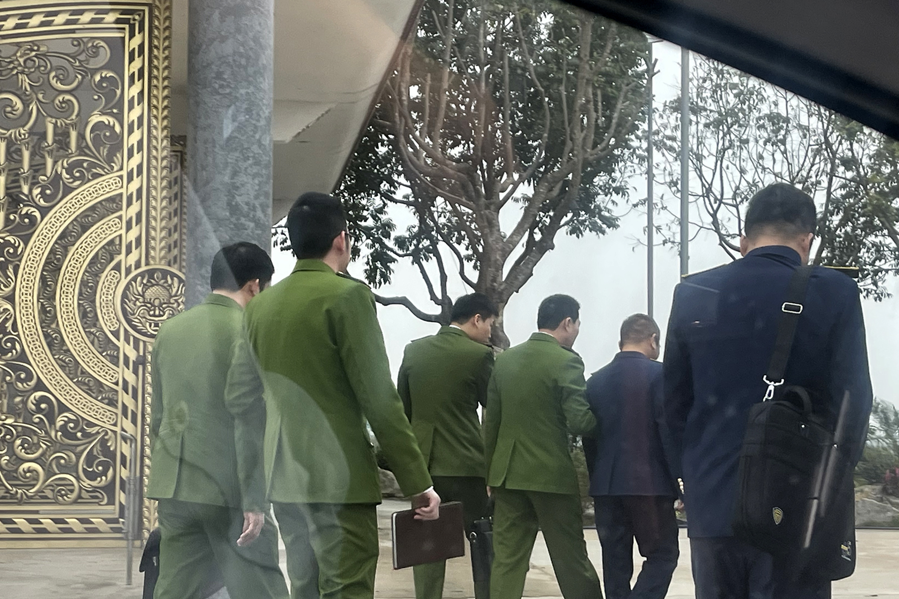 Vụ người dân tố mua quách giá cao: Công an xuất hiện tại Công ty Thanh Bình An Lạc Viên - Ảnh 2. Vụ người dân tố mua quách giá cao: Công an xuất hiện tại Công ty Thanh Bình An Lạc Viên - Ảnh 2.