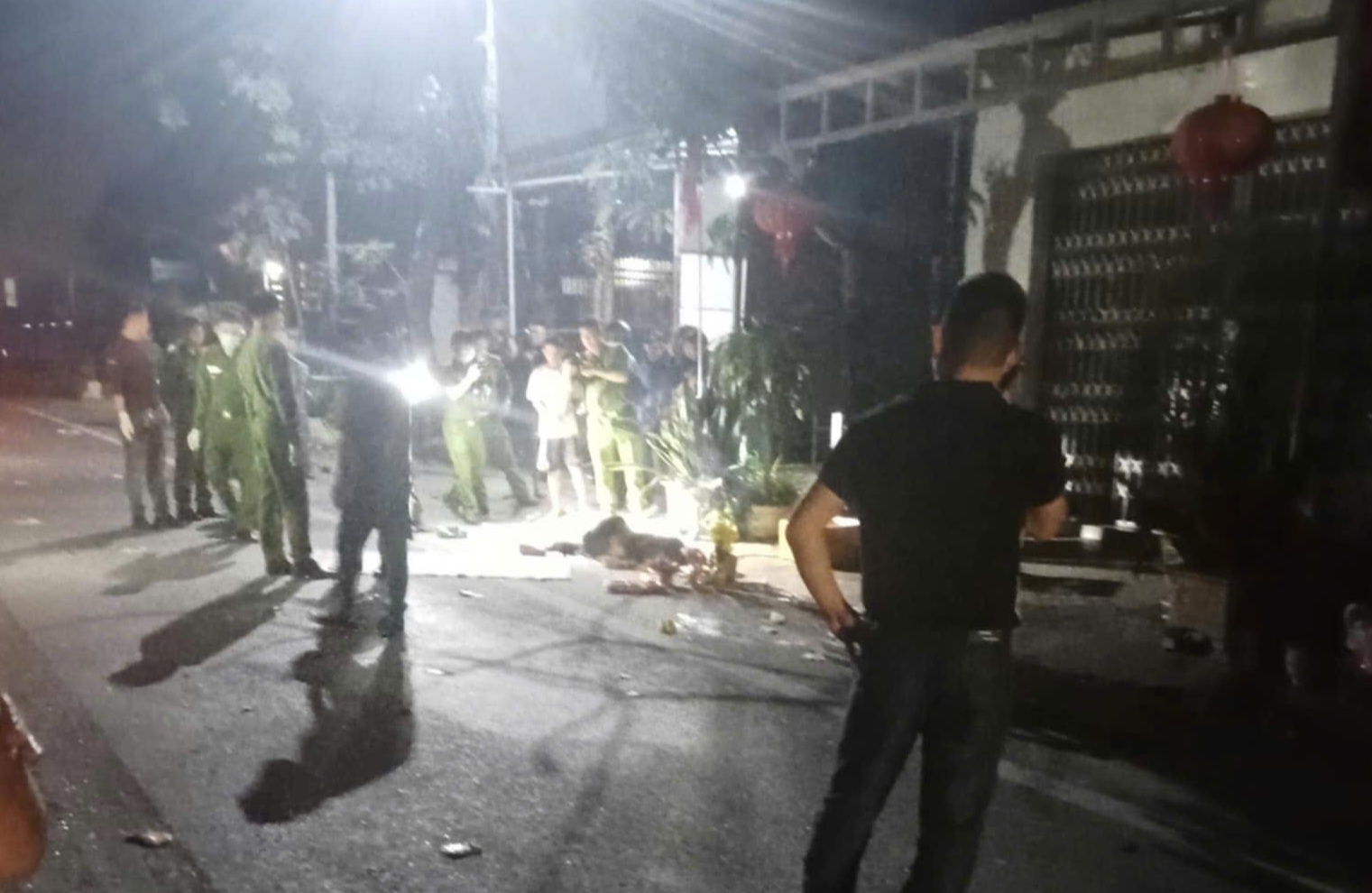 Quảng Bình: Tai nạn liên hoàn nghiêm trọng, 3 người tử vong- Ảnh 1. Quảng Bình: Tai nạn liên hoàn nghiêm trọng, 3 người tử vong- Ảnh 1.