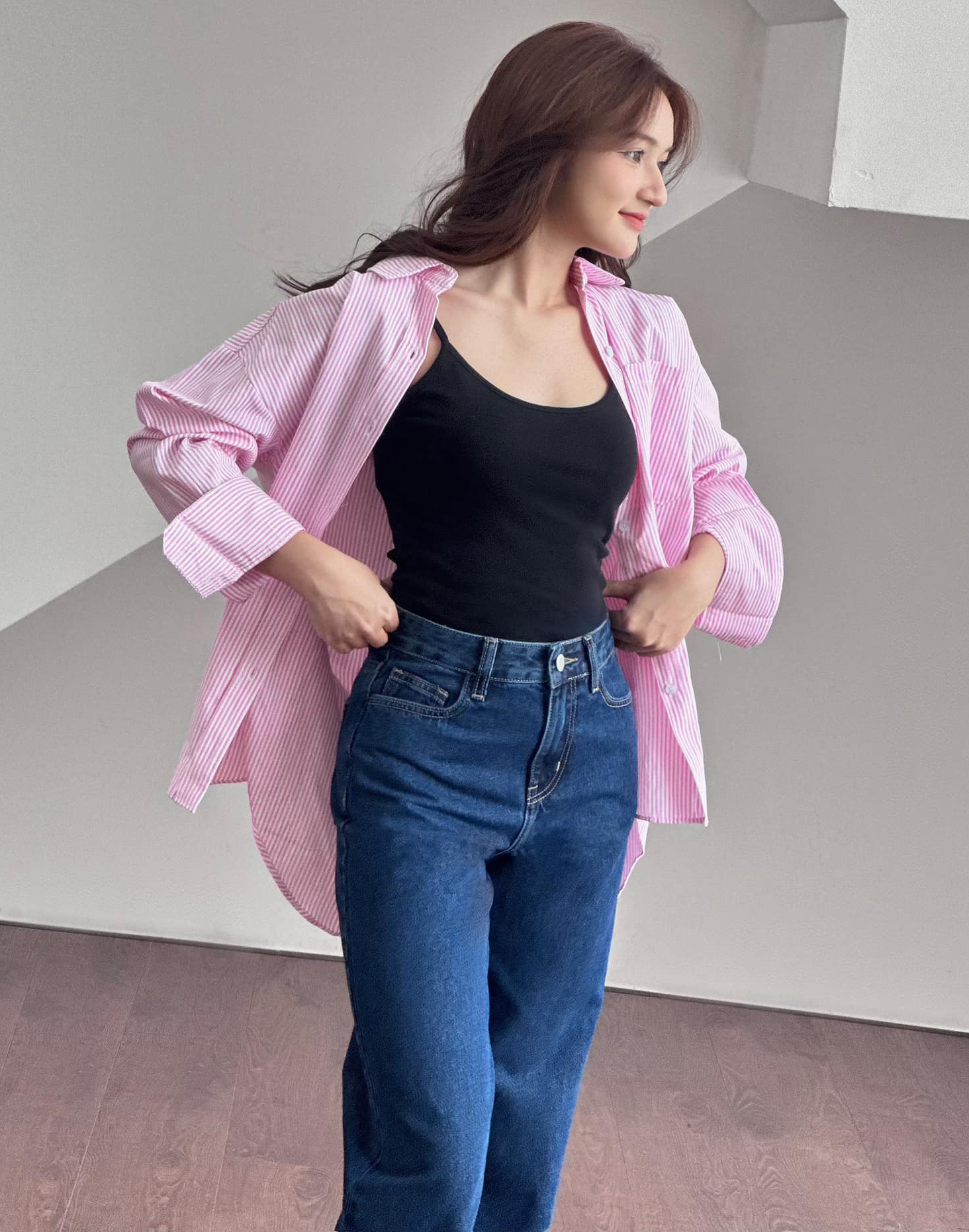 ស្វែងរកខោខូវប៊យដ៏ល្អឥតខ្ចោះសម្រាប់រូបរាងរាងកាយនីមួយៗ៖ អាថ៌កំបាំងនៃរូបរាងស្អាត និងផាសុកភាព - រូបថត ៧. Đi tìm quần jeans hoàn hảo cho mọi vóc dáng: Bí quyết tôn dáng và thỏai mái - Ảnh 7.